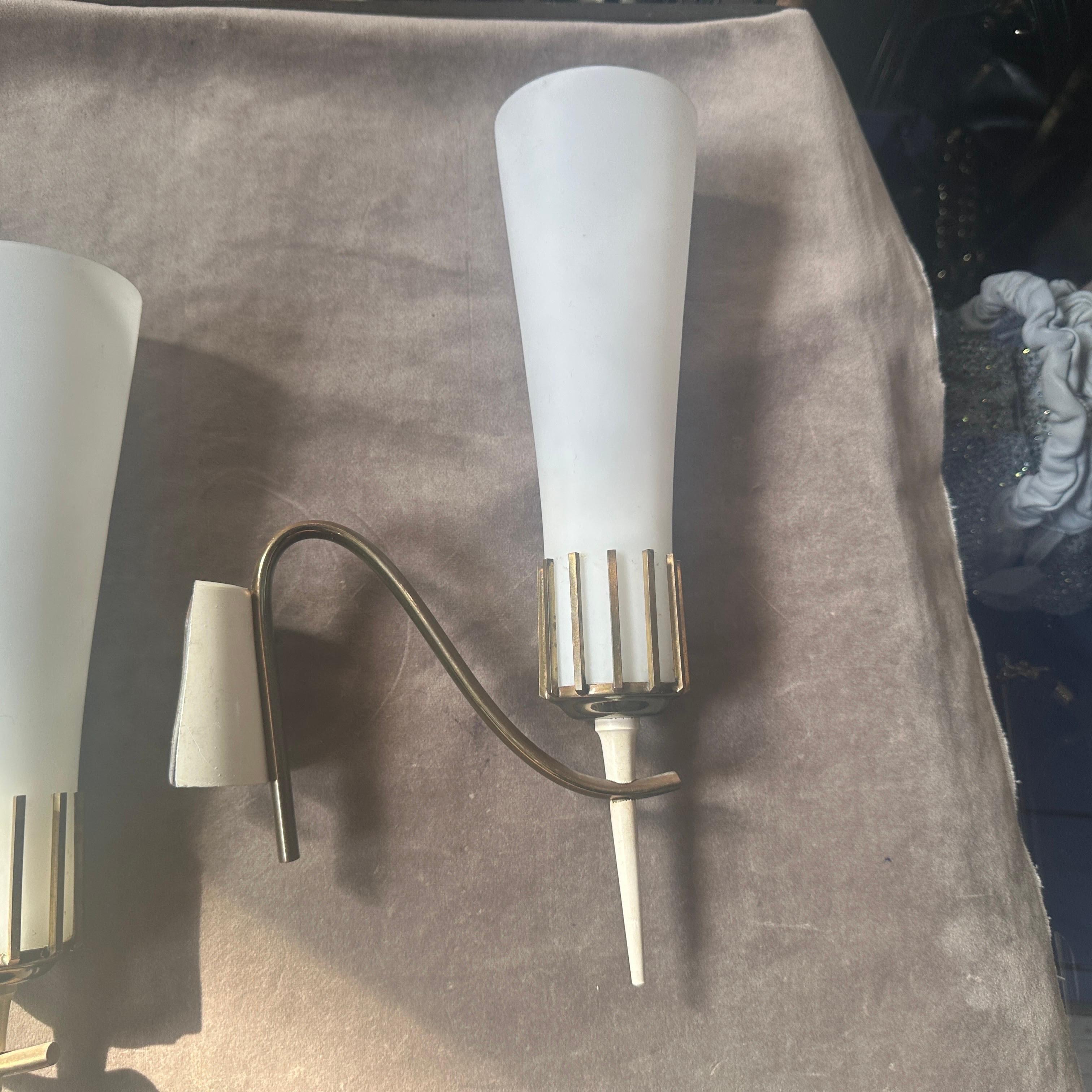 Dos apliques italianos de latón y cristal estilo Stilnovo de mediados del siglo XX Moderno de mediados de siglo en venta