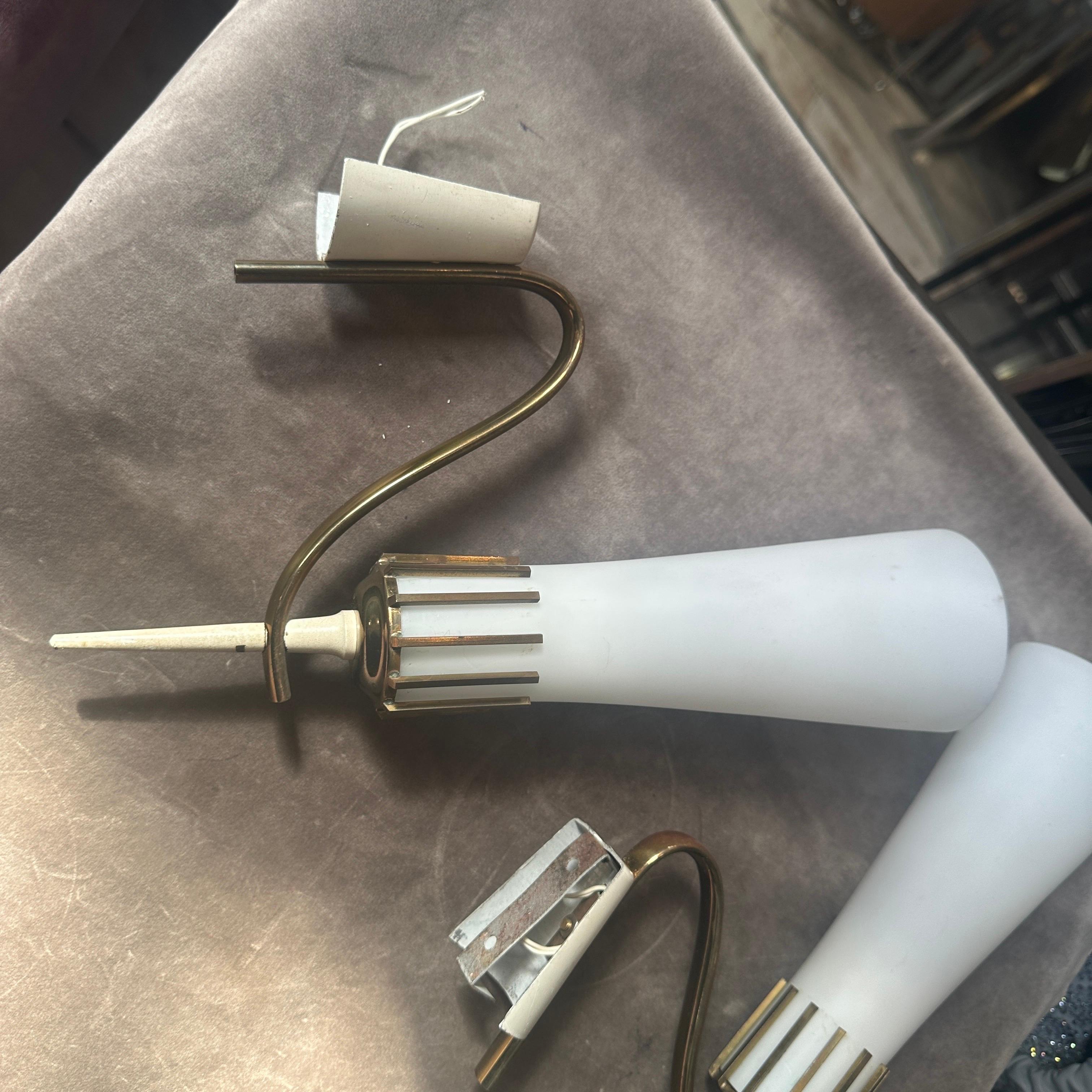 Dos apliques italianos de latón y cristal estilo Stilnovo de mediados del siglo XX Italiano en venta