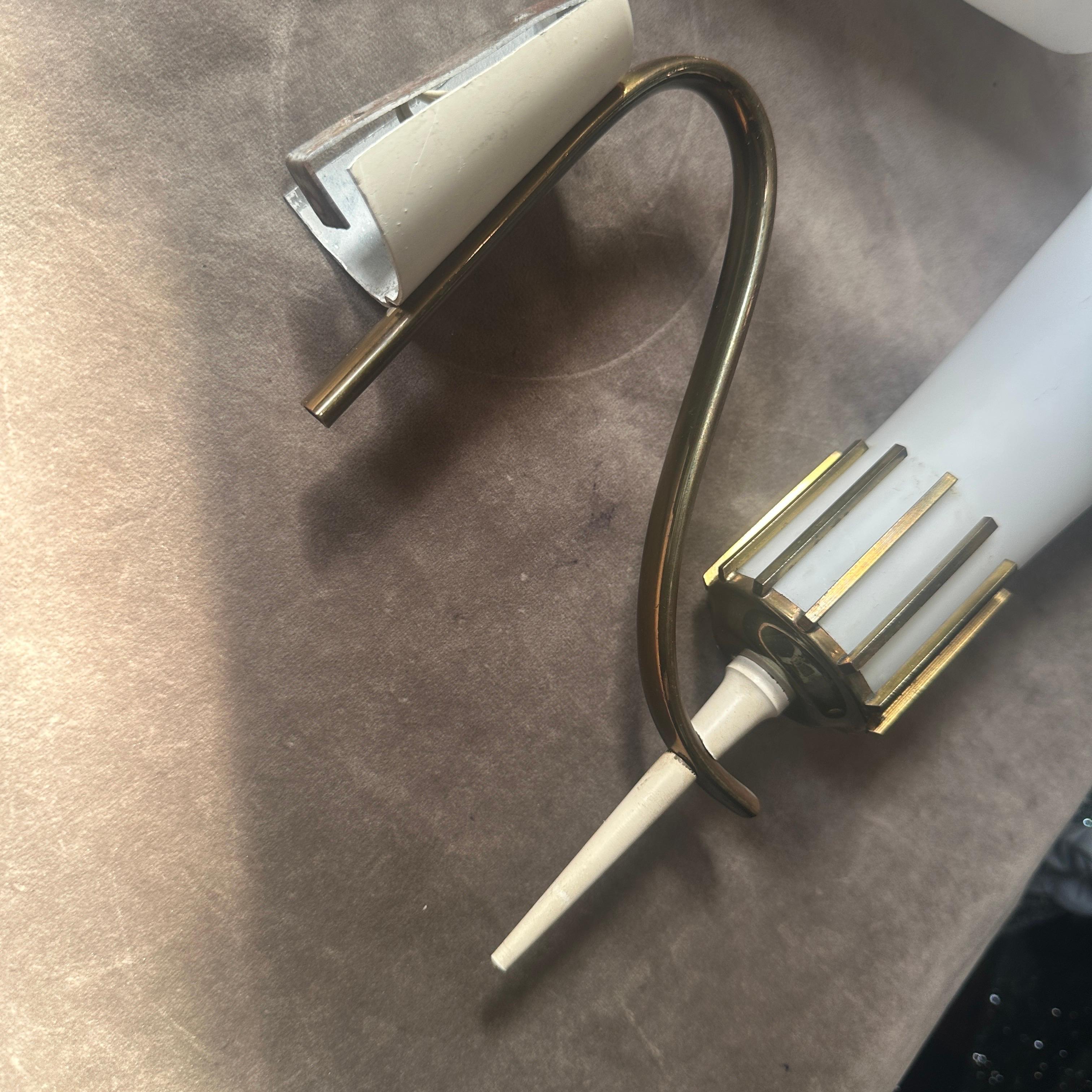 Dos apliques italianos de latón y cristal estilo Stilnovo de mediados del siglo XX en Bueno estado para la venta en Aci Castello, IT