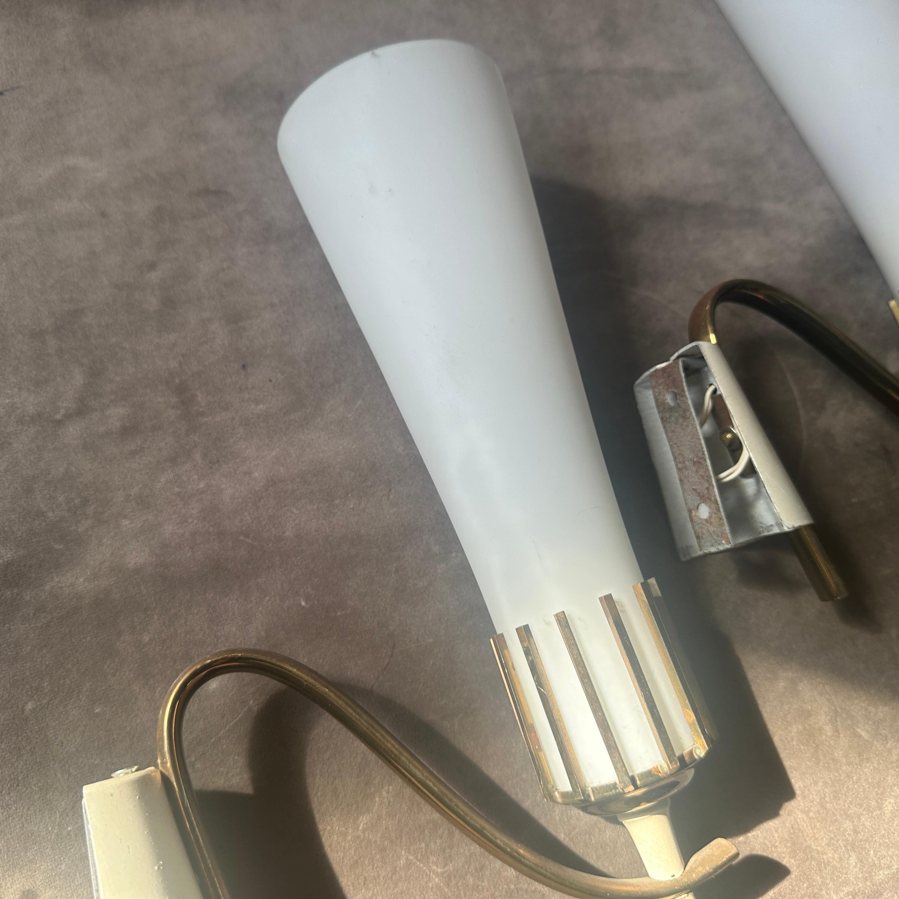 Dos apliques italianos de latón y cristal estilo Stilnovo de mediados del siglo XX Latón en venta