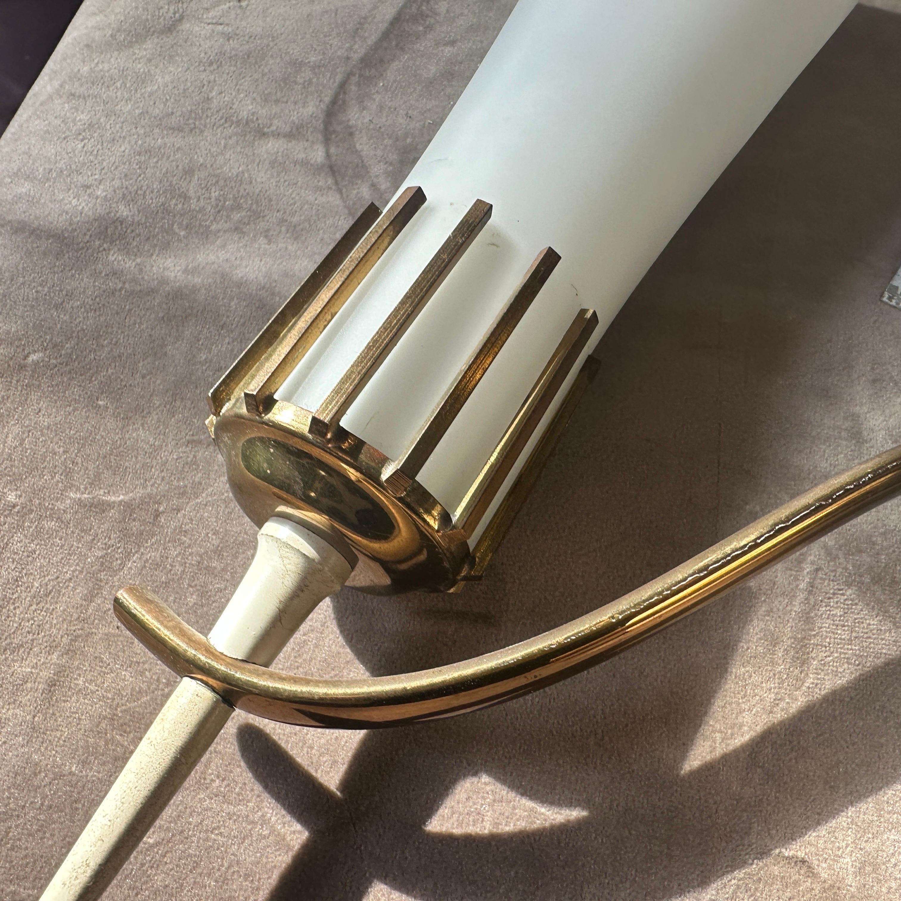 Dos apliques italianos de latón y cristal estilo Stilnovo de mediados del siglo XX en venta 1