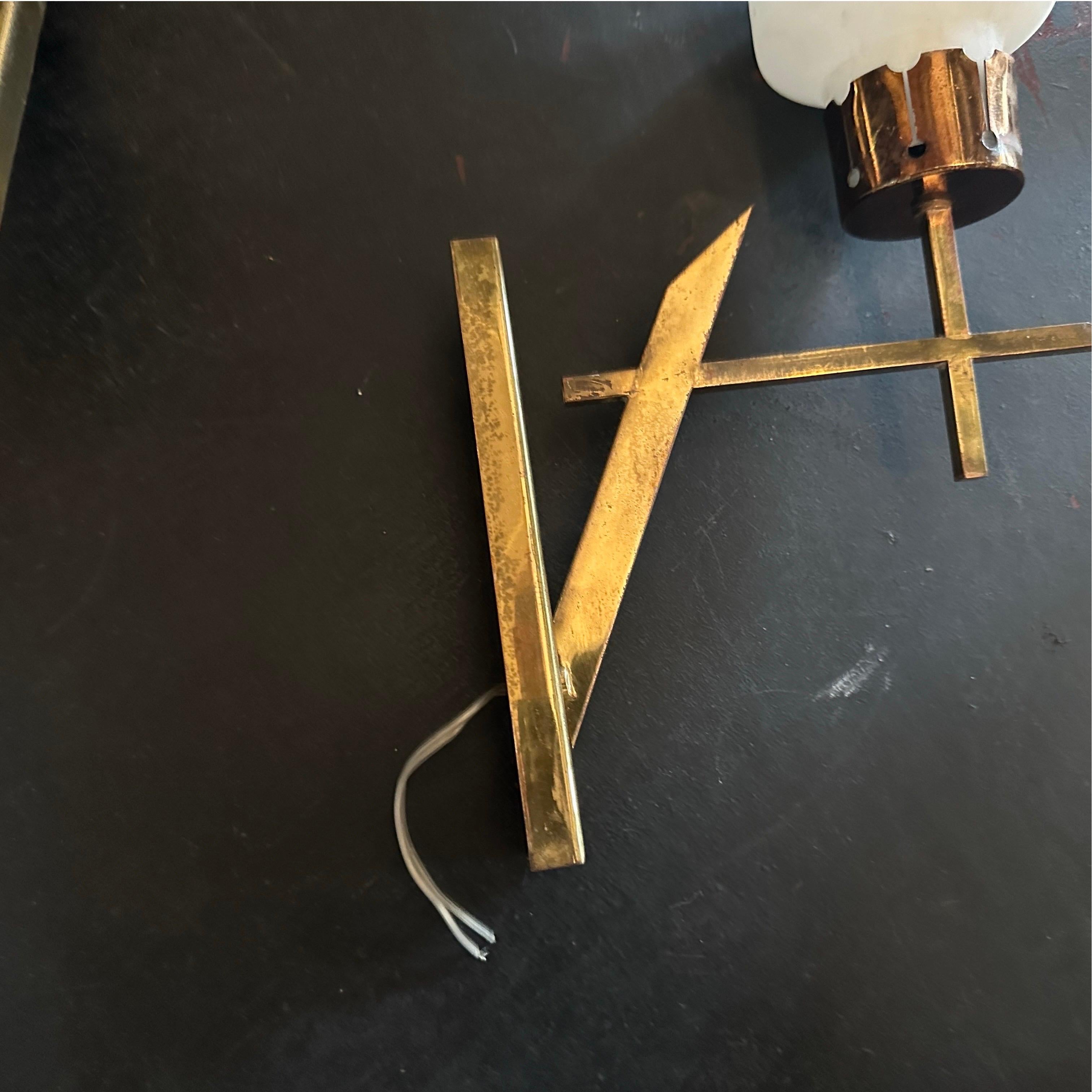 Due lampade da parete italiane in ottone e vetro in stile Stilnovo anni '50, metà del secolo scorso in vendita 1