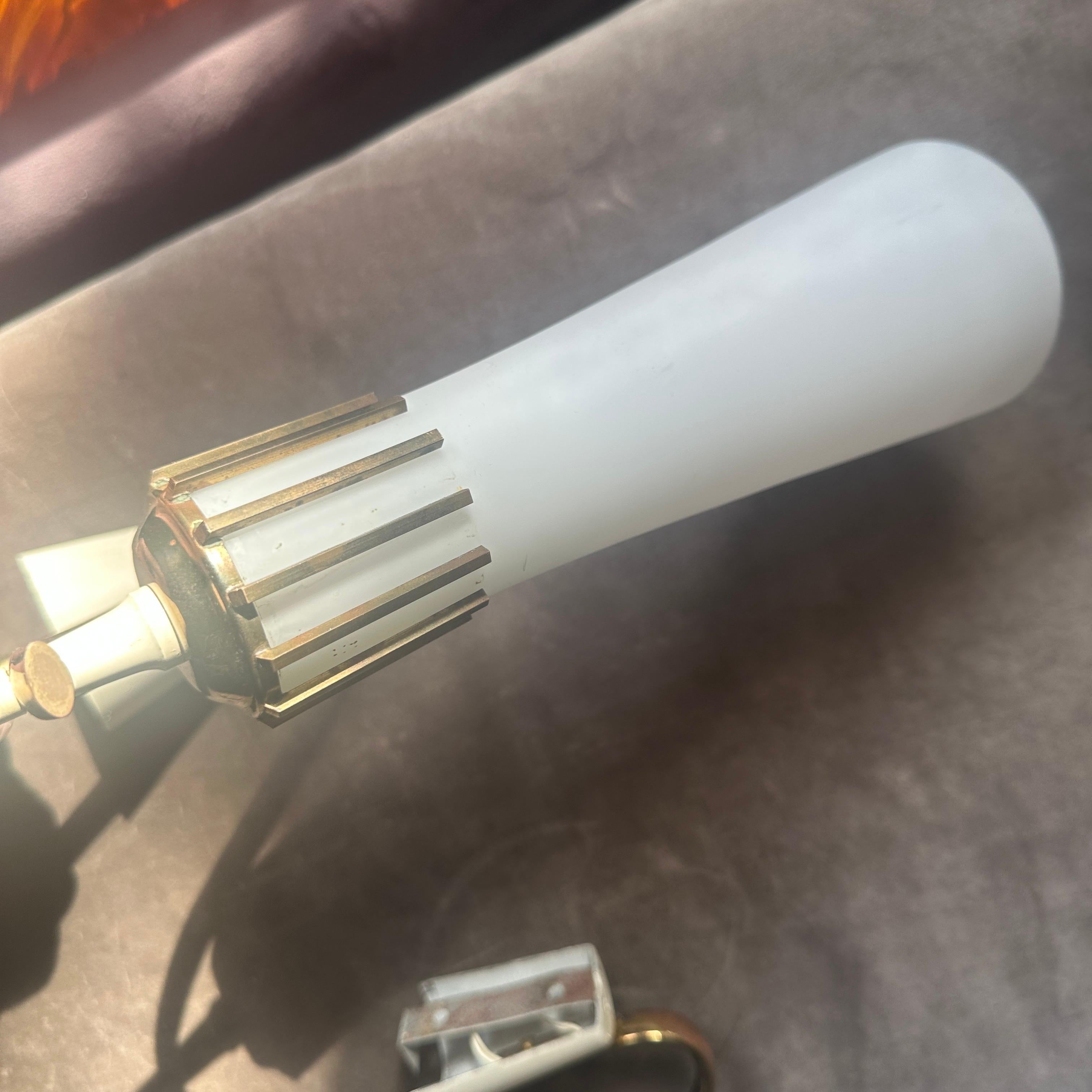 Dos apliques italianos de latón y cristal estilo Stilnovo de mediados del siglo XX en venta 2