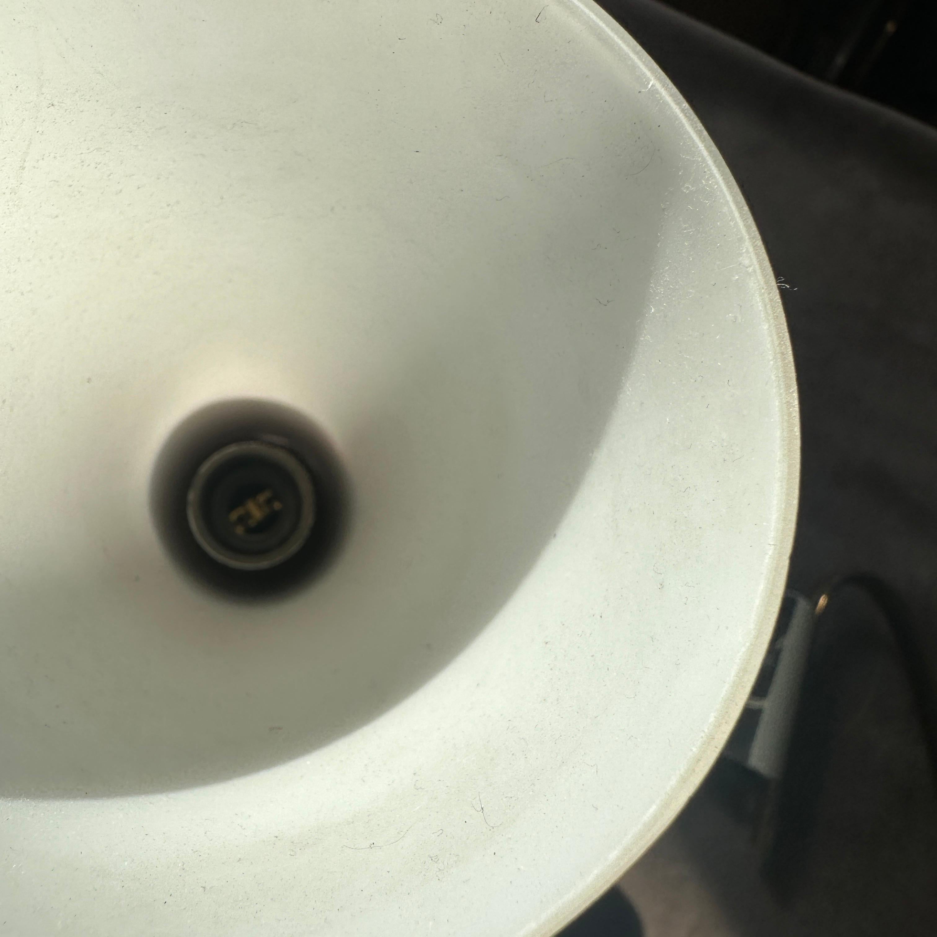 Dos apliques italianos de latón y cristal estilo Stilnovo de mediados del siglo XX en venta 3