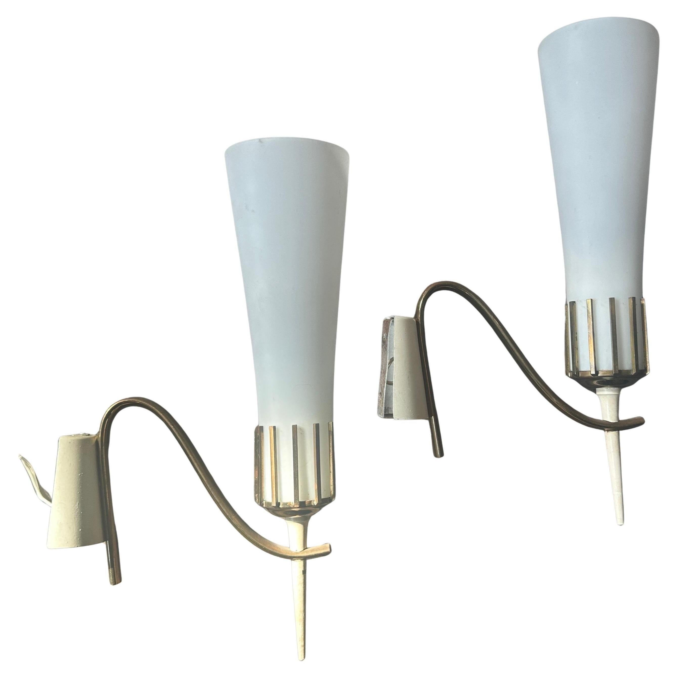 Dos apliques italianos de latón y cristal estilo Stilnovo de mediados del siglo XX