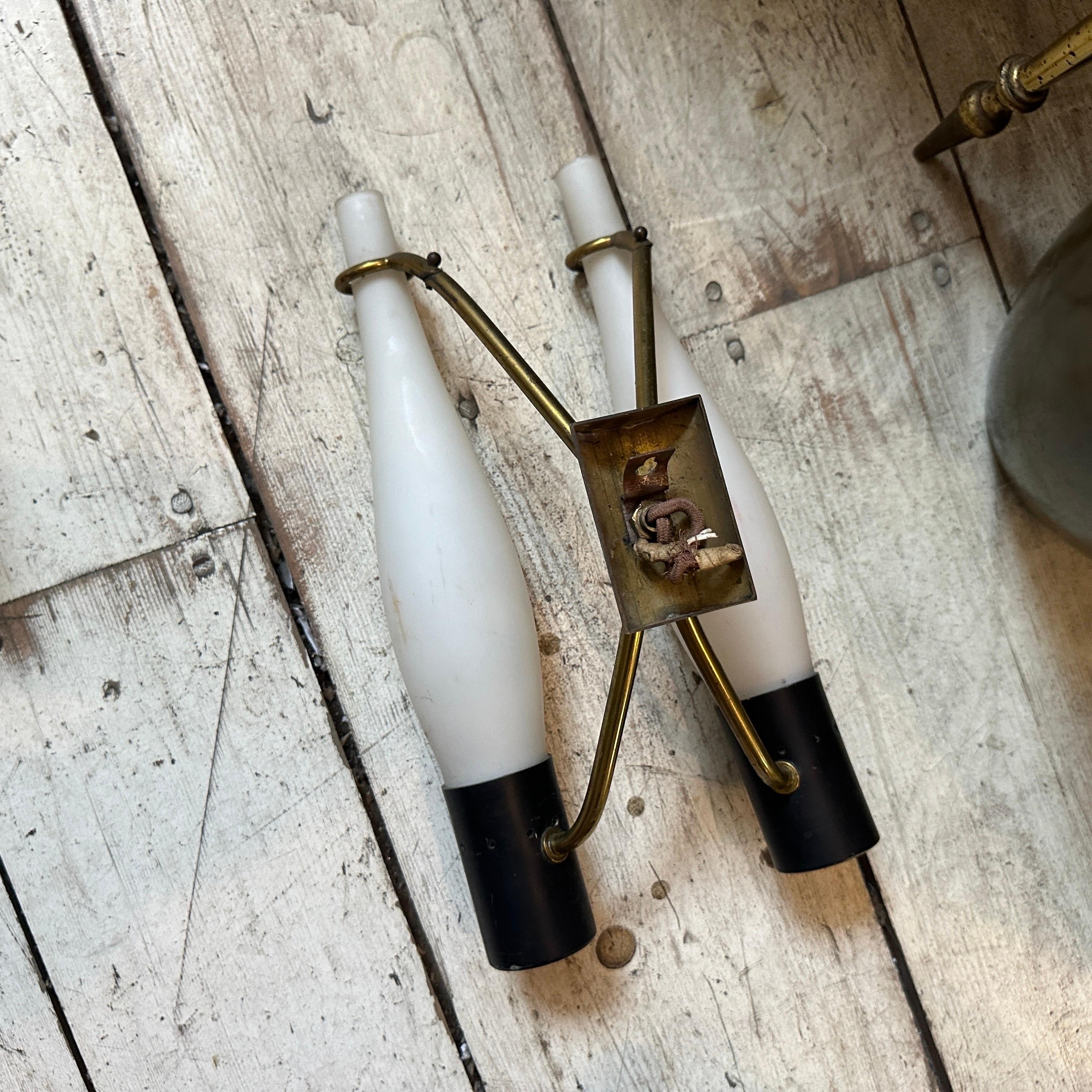 Dos apliques de pared de latón y cristal modernos de mediados de siglo estilo Stilnovo de los años 50 en venta 6