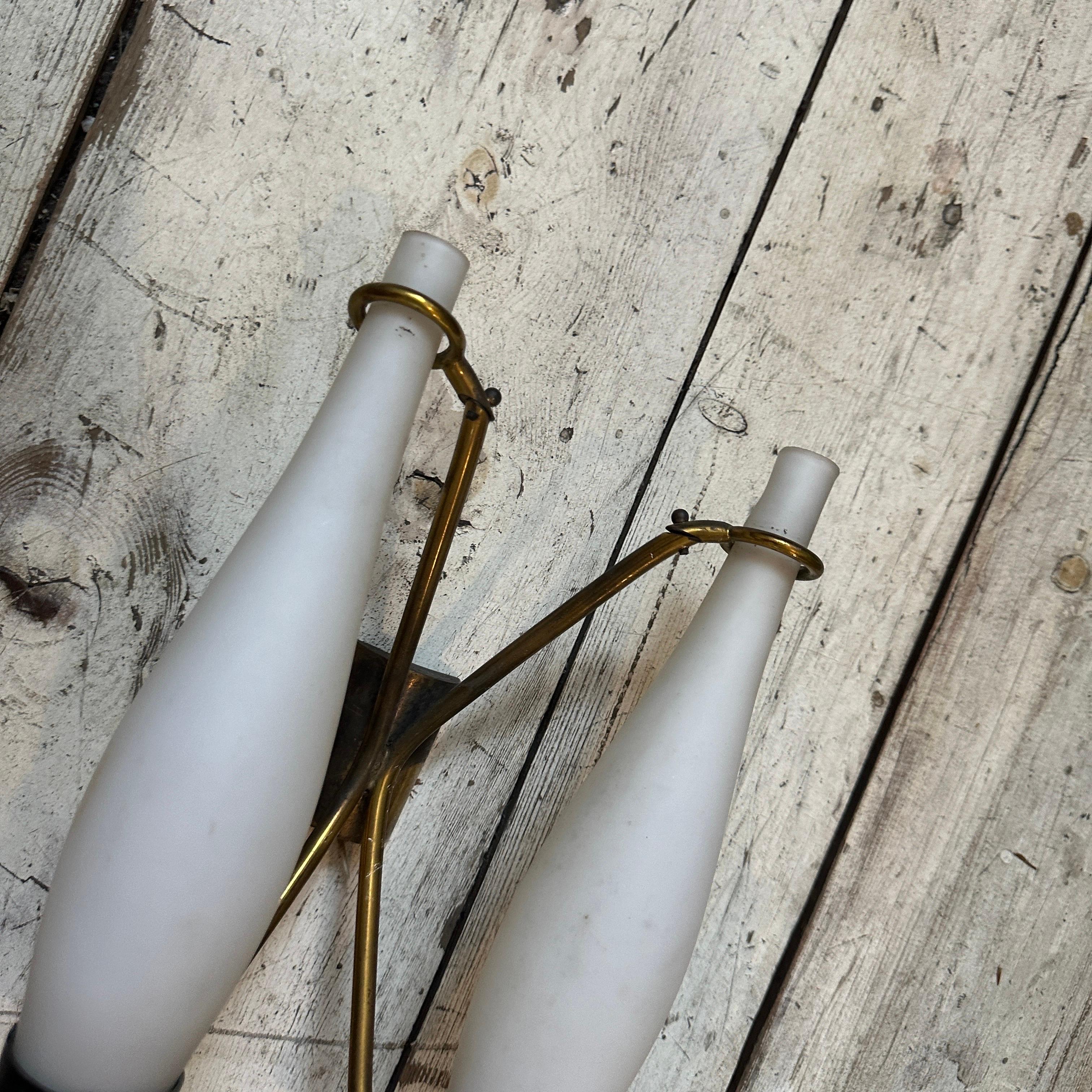 Dos apliques de pared de latón y cristal modernos de mediados de siglo estilo Stilnovo de los años 50 en Bueno estado para la venta en Aci Castello, IT