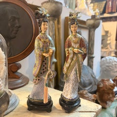 Due figure tradizionali di donna Cloisonnè da esportazione cinese del 1960