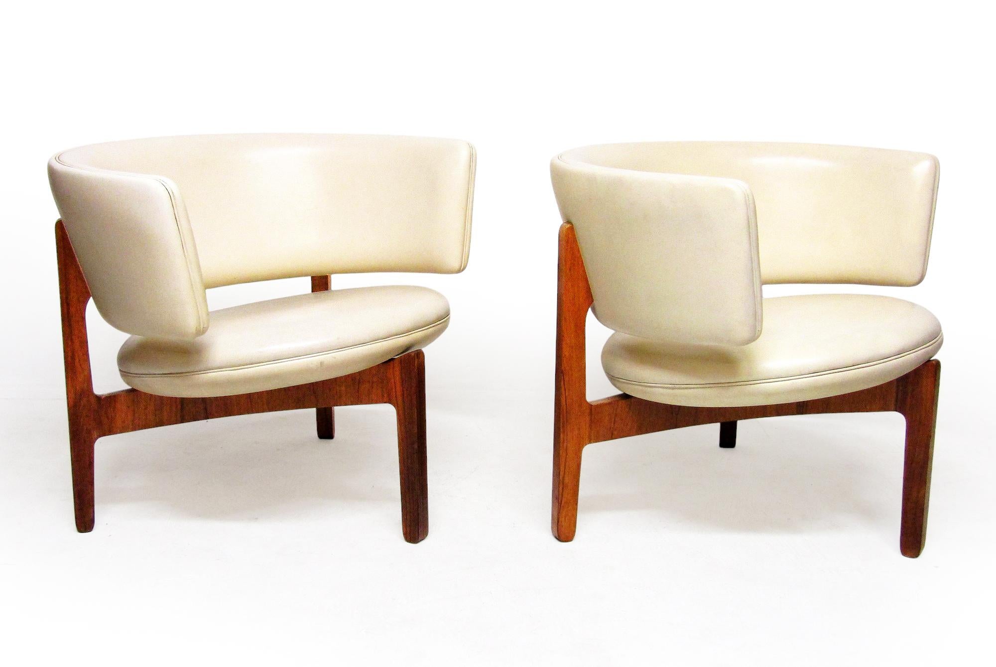 Two 1960s Danish Lounge Chairs In Rosewood by Sven Ellekaer For Sale 4