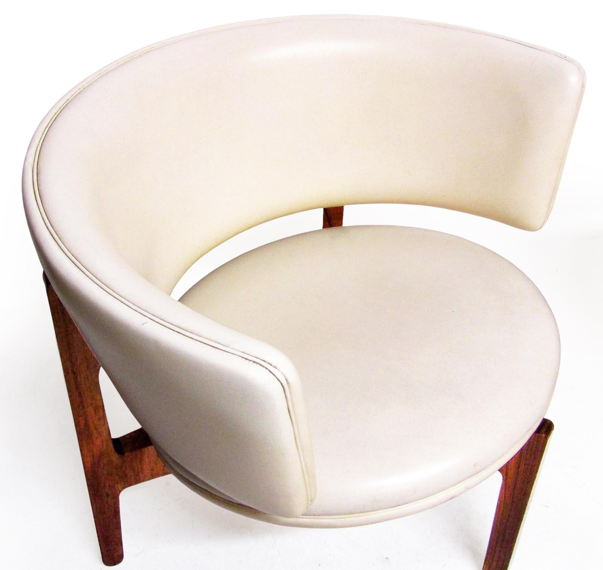 Two 1960s Danish Lounge Chairs In Rosewood by Sven Ellekaer For Sale 5