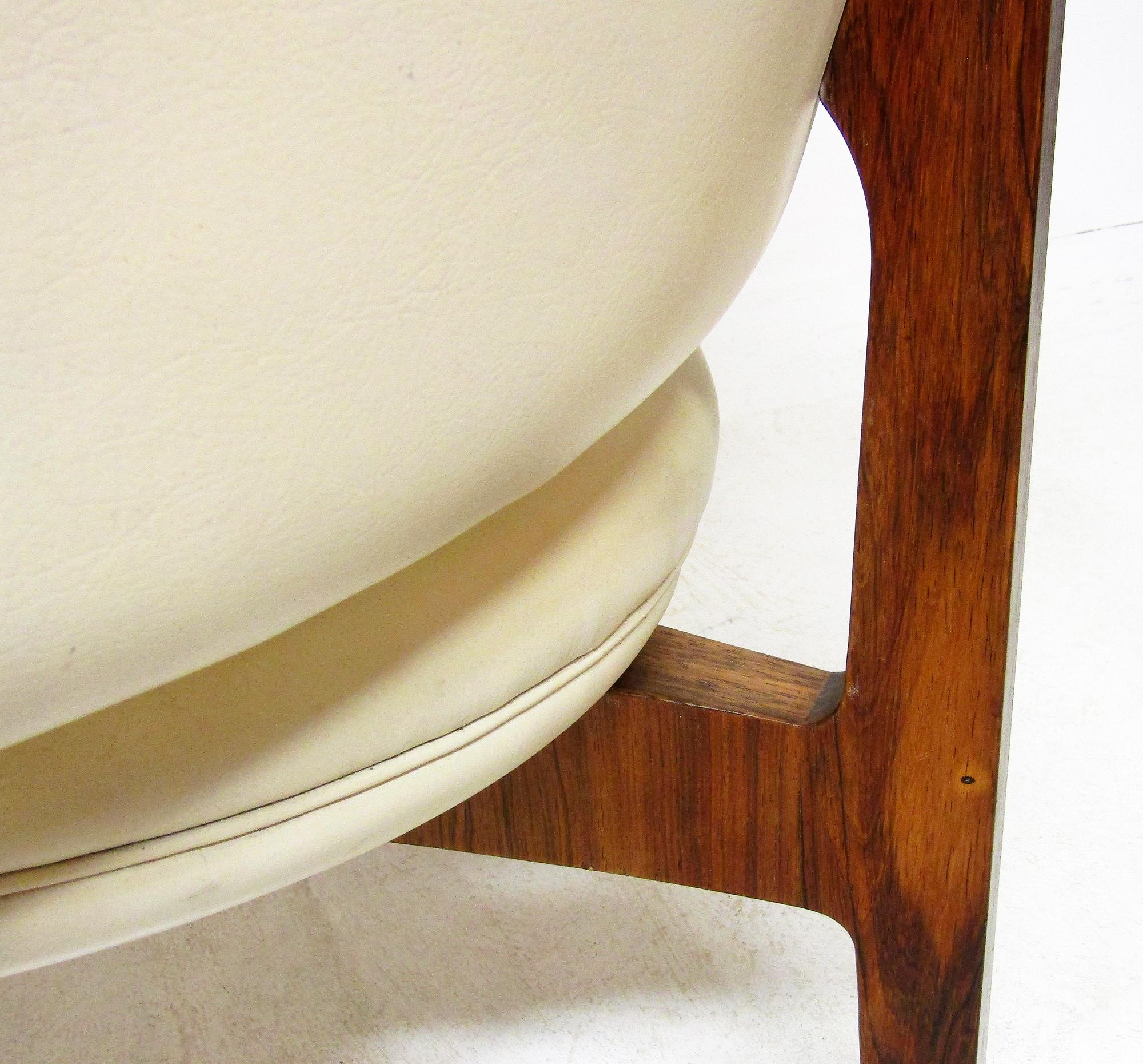 Two 1960s Danish Lounge Chairs In Rosewood by Sven Ellekaer For Sale 7