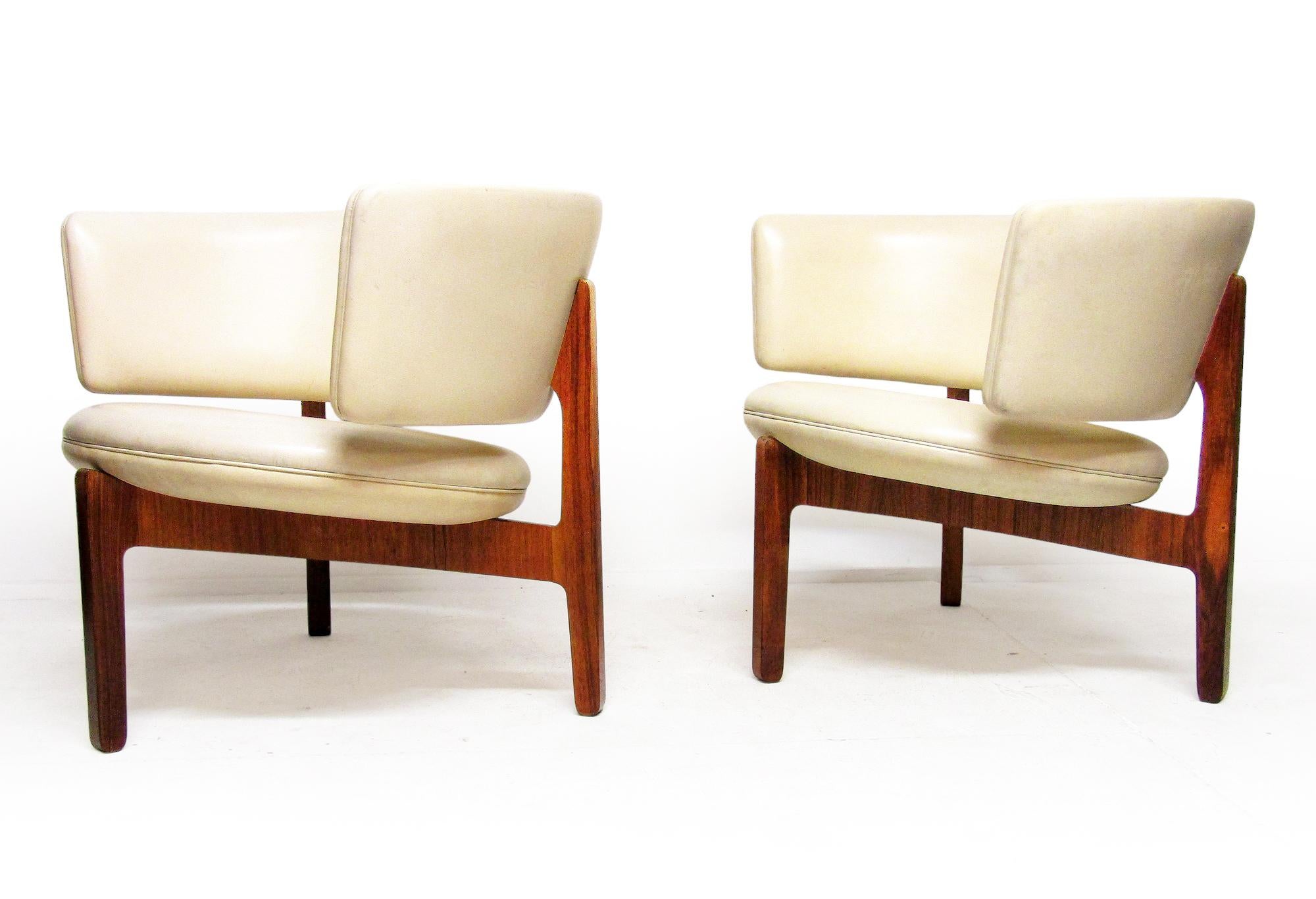 Two 1960s Danish Lounge Chairs In Rosewood by Sven Ellekaer For Sale 1
