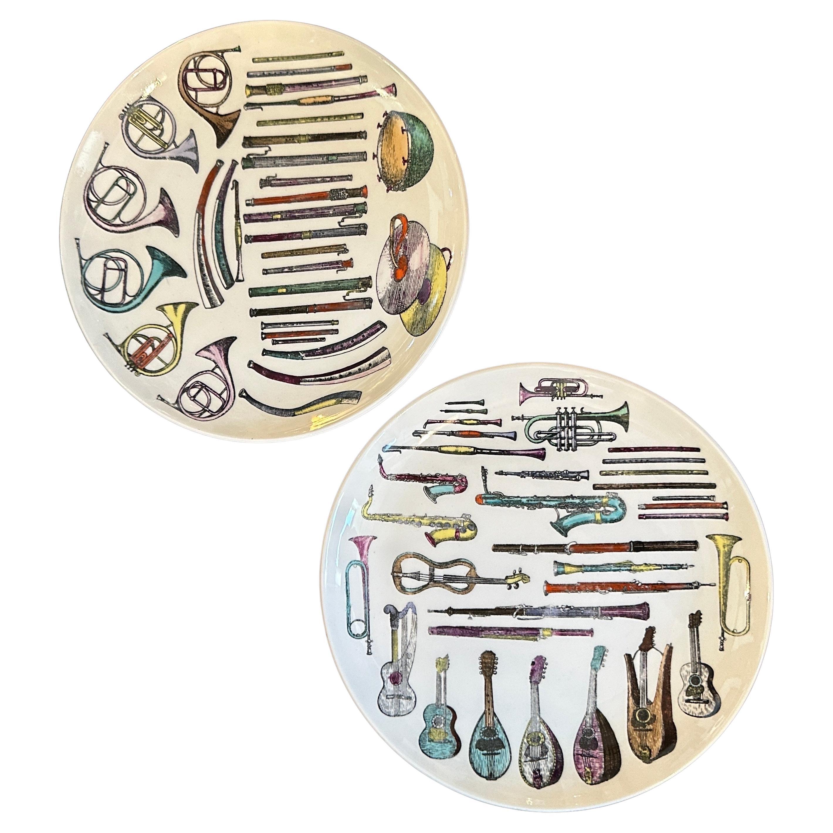 Due piatti di strumenti musicali moderni della metà del secolo scorso di Piero Fornasetti