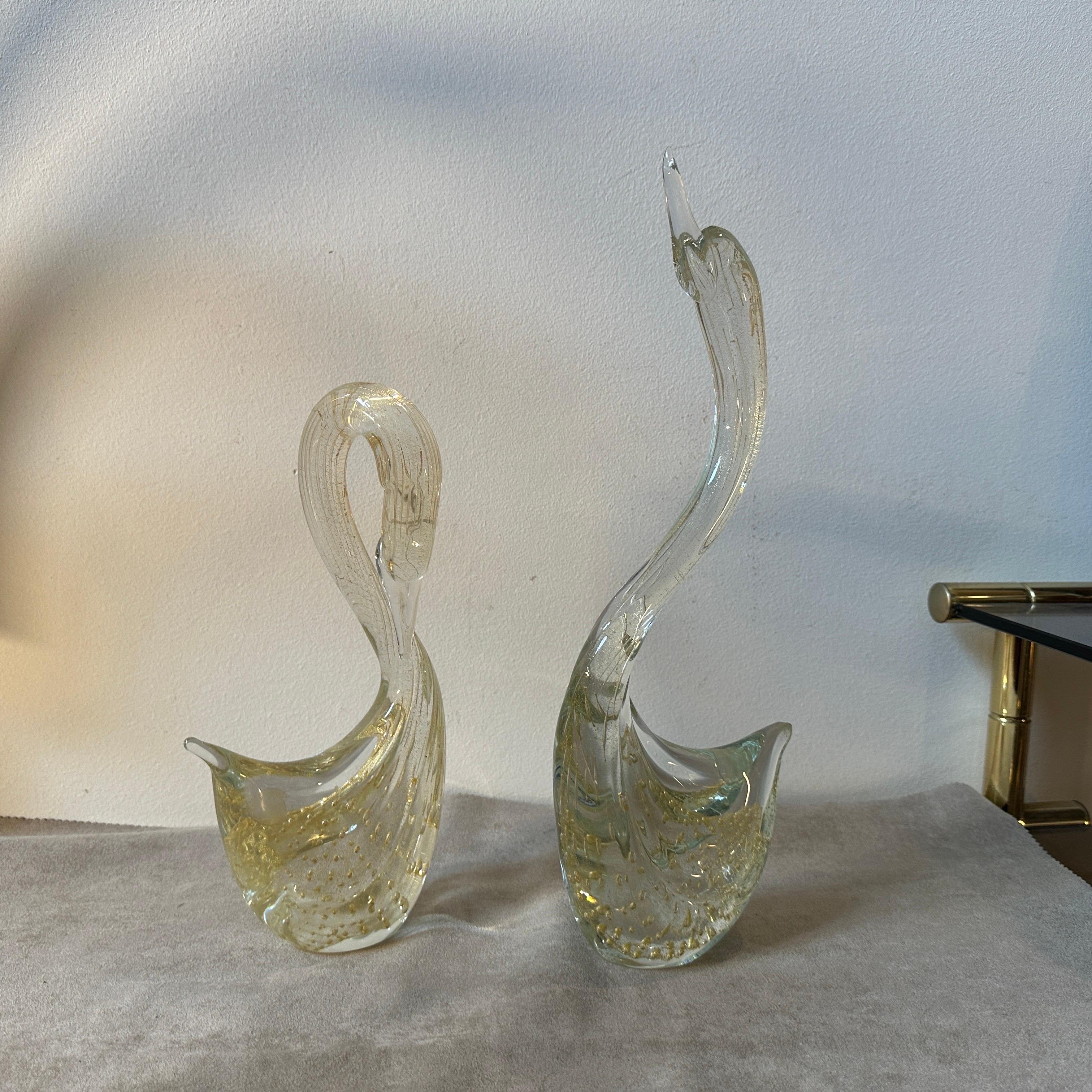 20ième siècle Deux sculptures modernistes en verre de Murano clair et doré des années 1960 représentant un Swan en vente