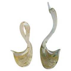 Deux sculptures modernistes en verre de Murano clair et doré des années 1960 représentant un Swan