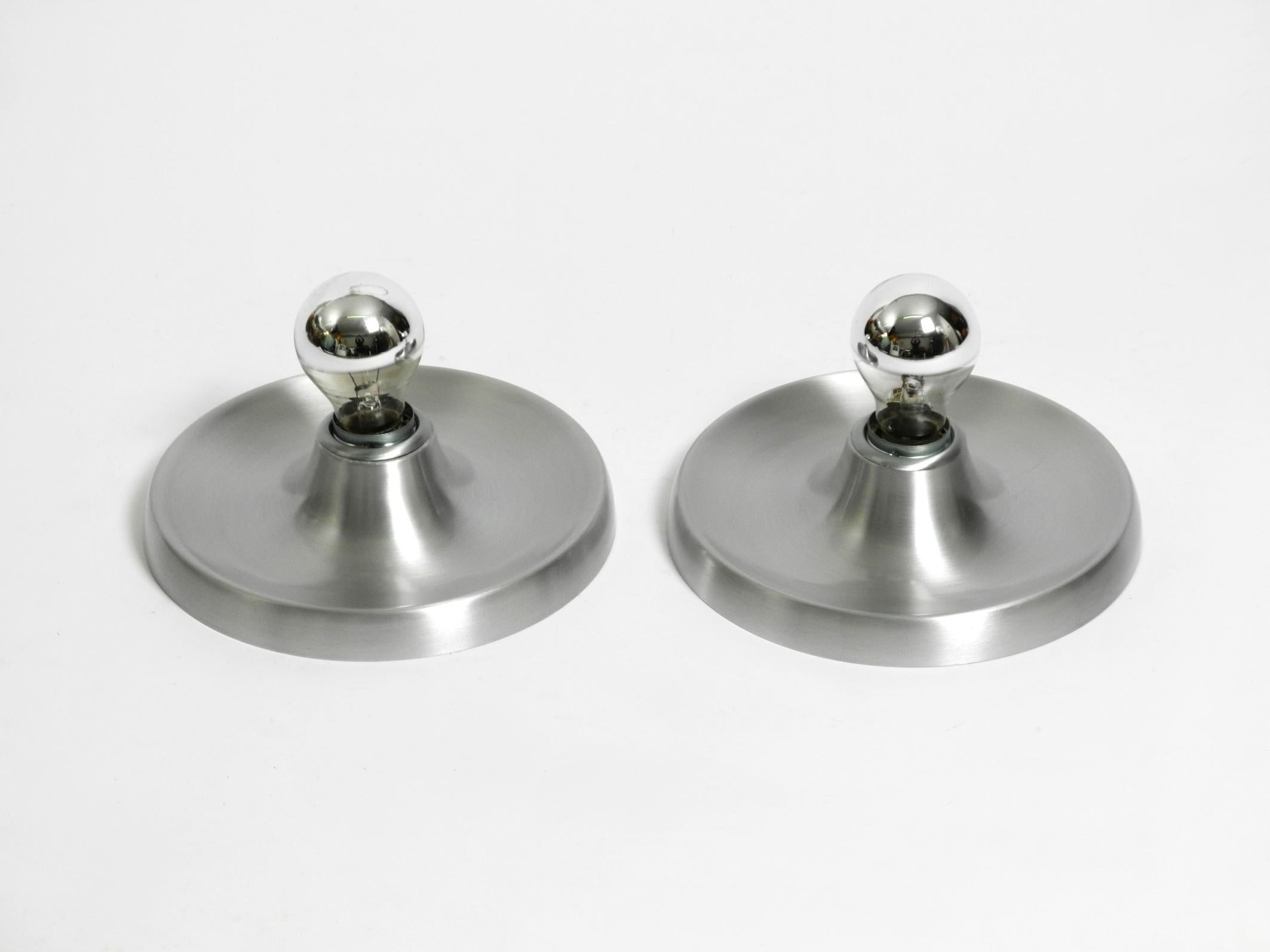 Dos lámparas de techo o de pared redondas de aluminio de la Edad Espacial Pop Art de los años 60 en venta 9