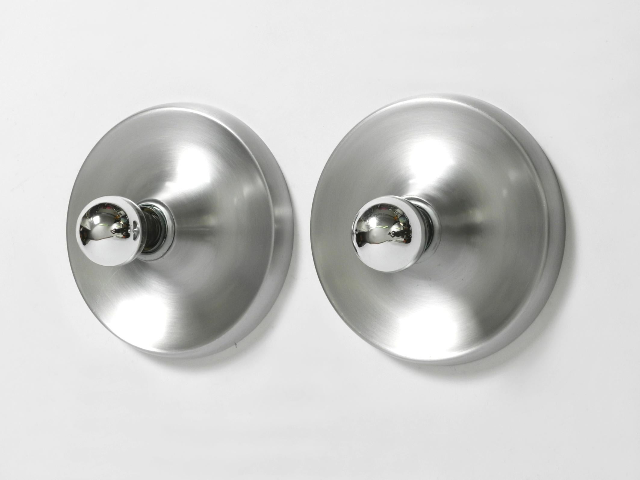 Dos lámparas de techo o de pared redondas de aluminio de la Edad Espacial Pop Art de los años 60 en venta 10