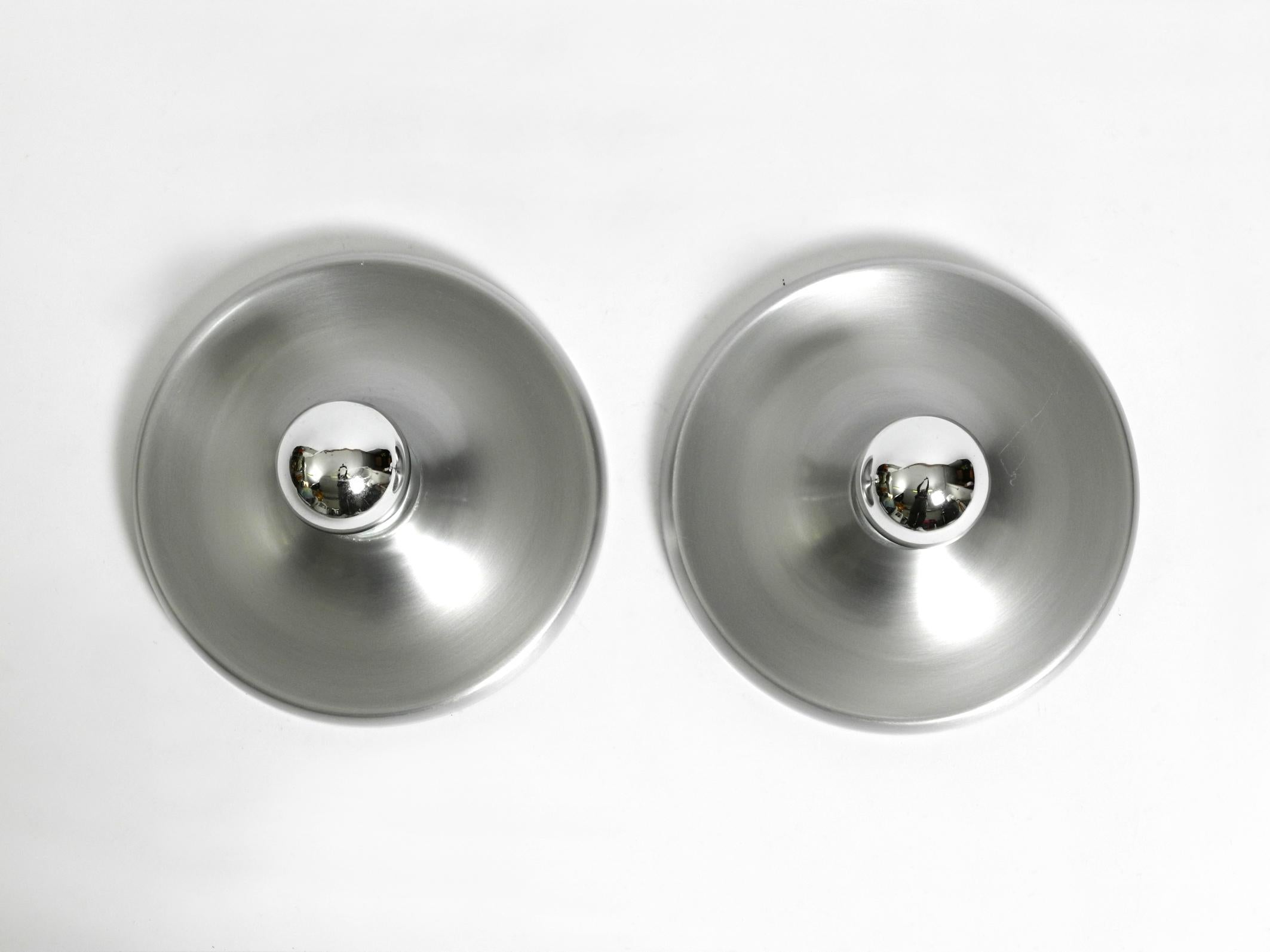 Dos lámparas de techo o de pared redondas de aluminio de la Edad Espacial Pop Art de los años 60 Era espacial en venta