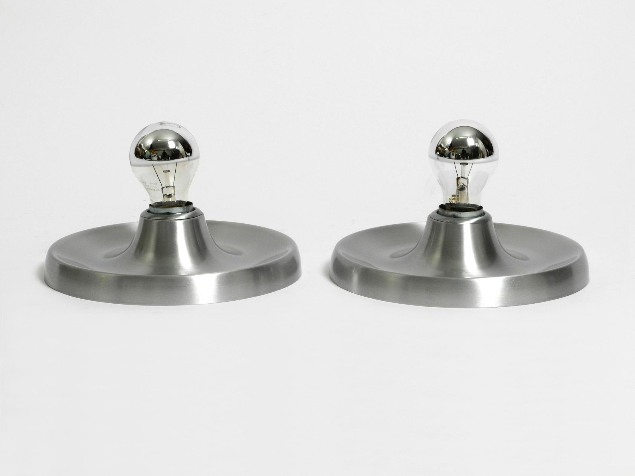 Dos lámparas de techo o de pared redondas de aluminio de la Edad Espacial Pop Art de los años 60 Europeo en venta