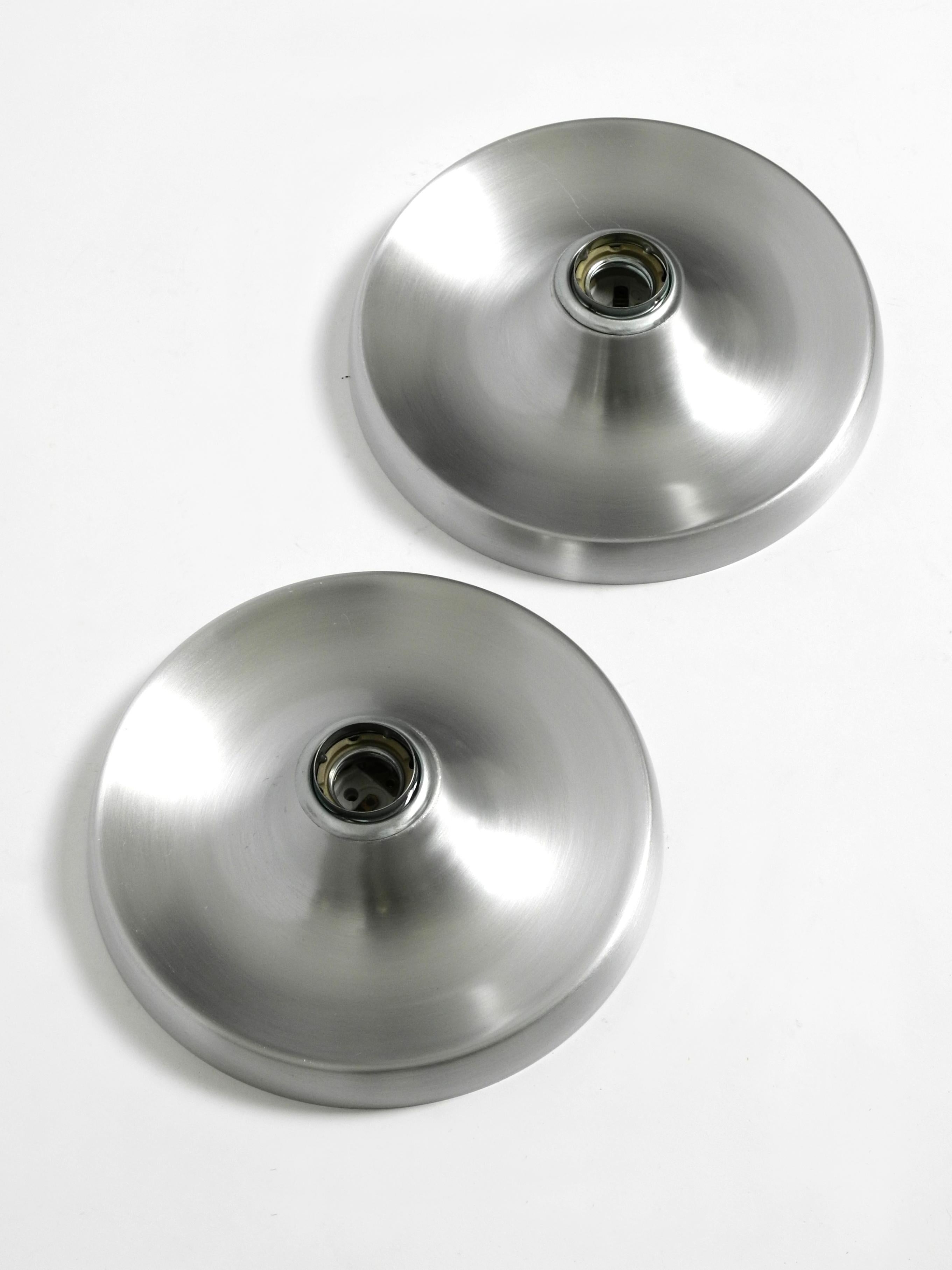 Dos lámparas de techo o de pared redondas de aluminio de la Edad Espacial Pop Art de los años 60 mediados del siglo XX en venta