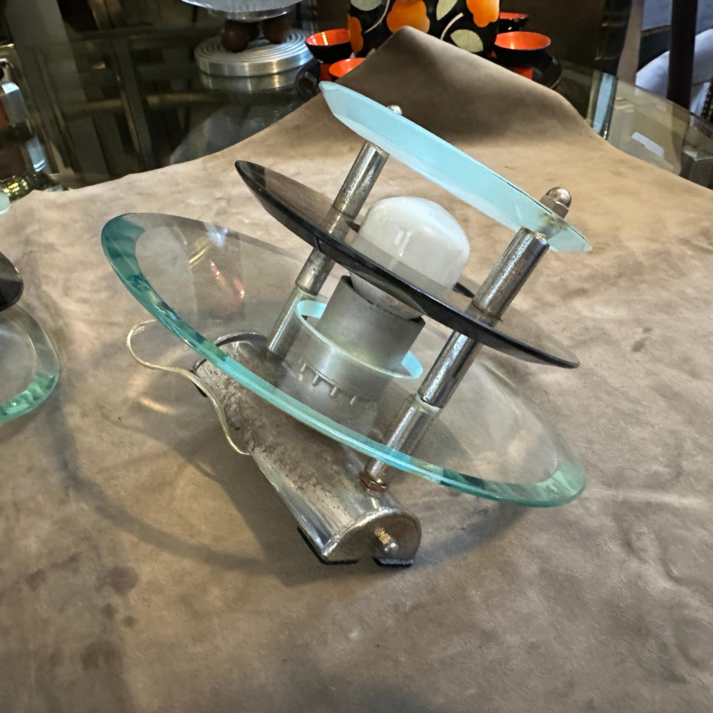 Duo di iconici scensori da parete italiani degli anni '60 Veca Space Age - Metallo cromato e vetro multistrato
Ti presentiamo un'affascinante coppia di applique degli anni '60, meticolosamente realizzate in Italia dal rinomato produttore Veca.