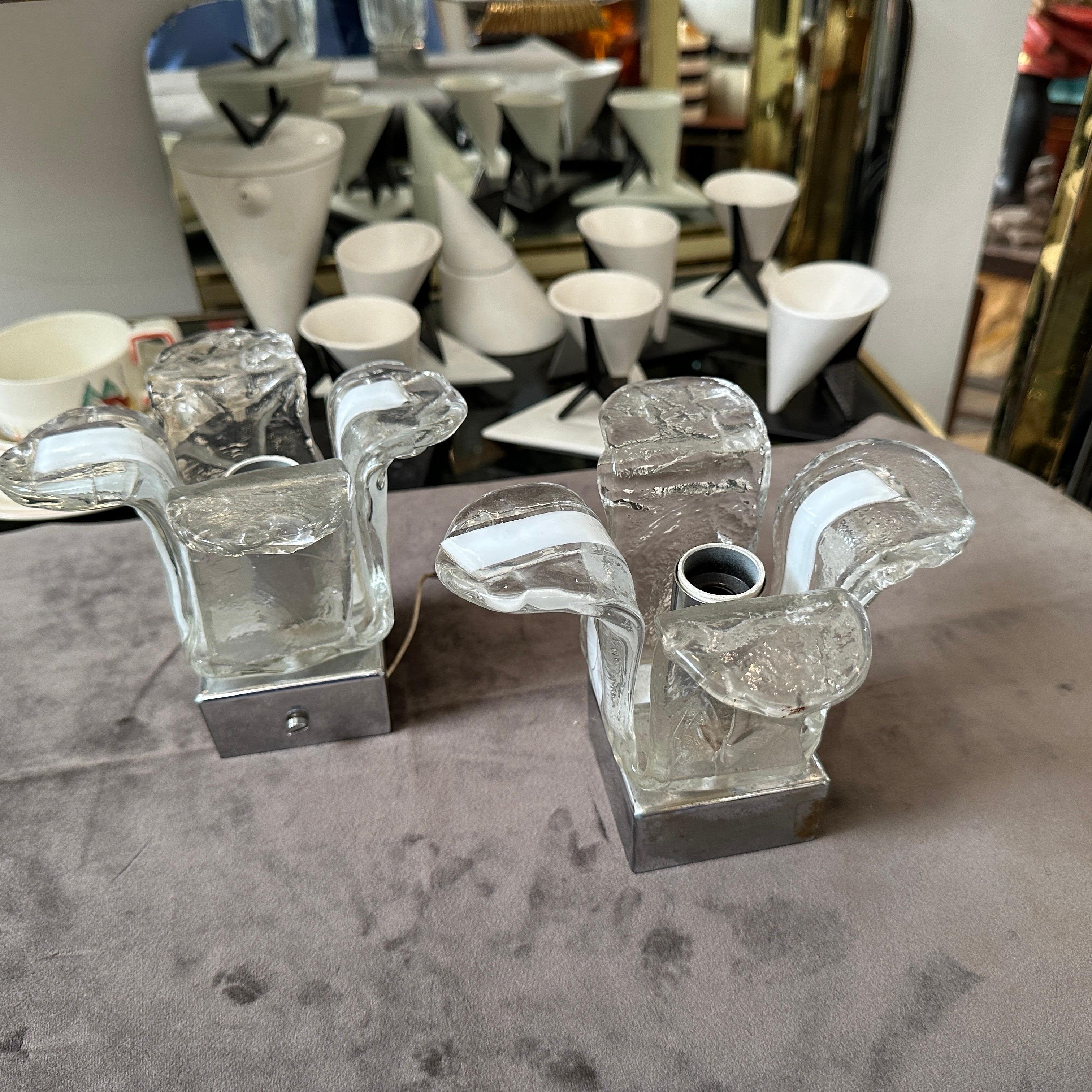 Les appliques murales en verre de Murano et en acier datant des années 1960 et fabriquées par Mazzega sont une fusion emblématique du design futuriste et de l'art verrier italien. La société NO AGE, réputée pour son utilisation innovante du verre de