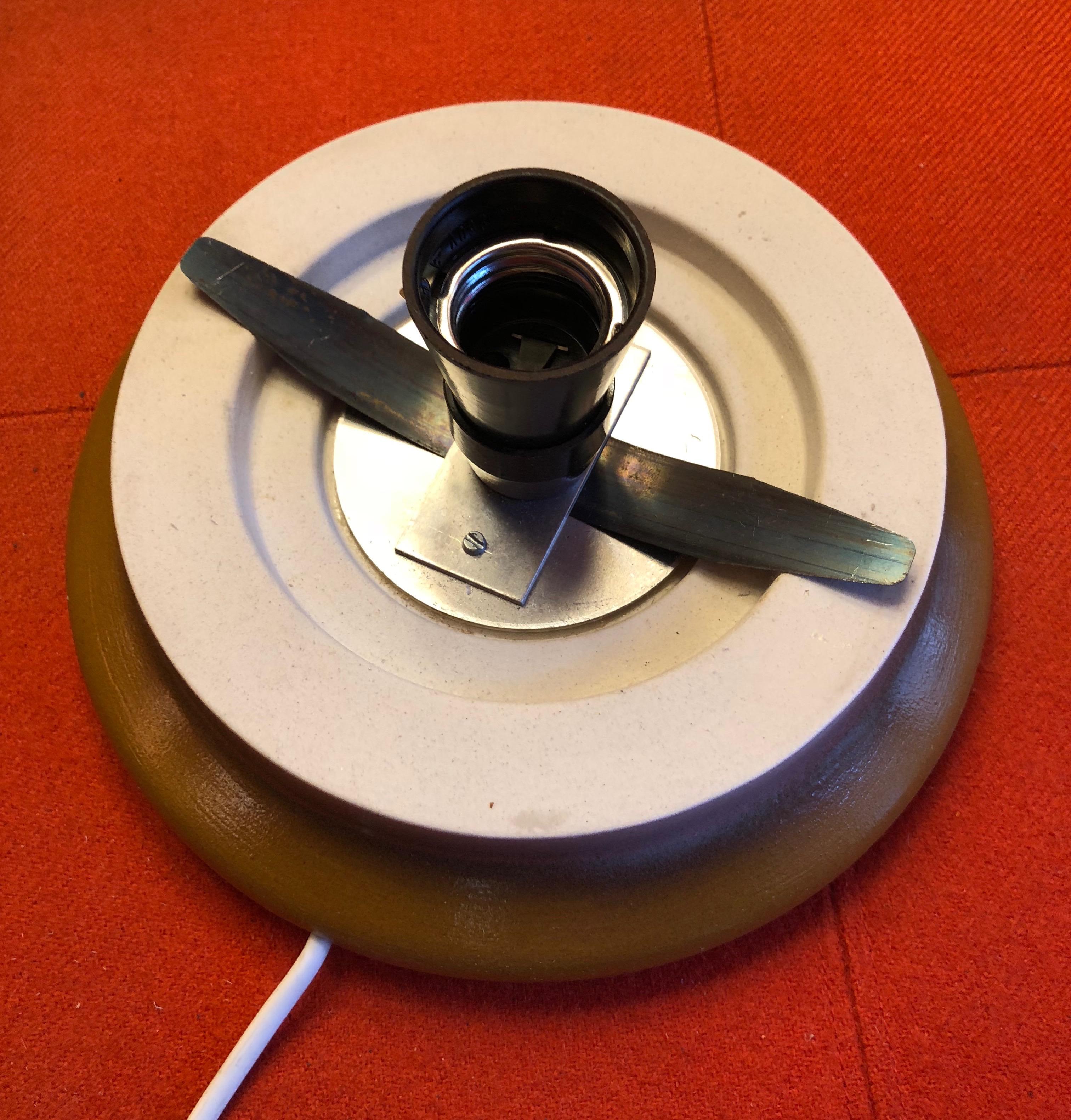 Céramique Deux lampes de bureau des années 1960 avec verre opalin et base en céramique en vente