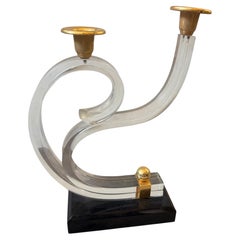 Deux bougeoirs français de style « Mid-Century Modern » datant de 1970, en Lucite noire et transparente et en laiton