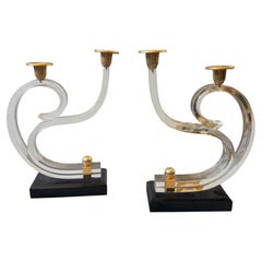 Deux bougeoirs français de style « Mid-Century Modern » datant de 1970, en Lucite noire et transparente et en laiton