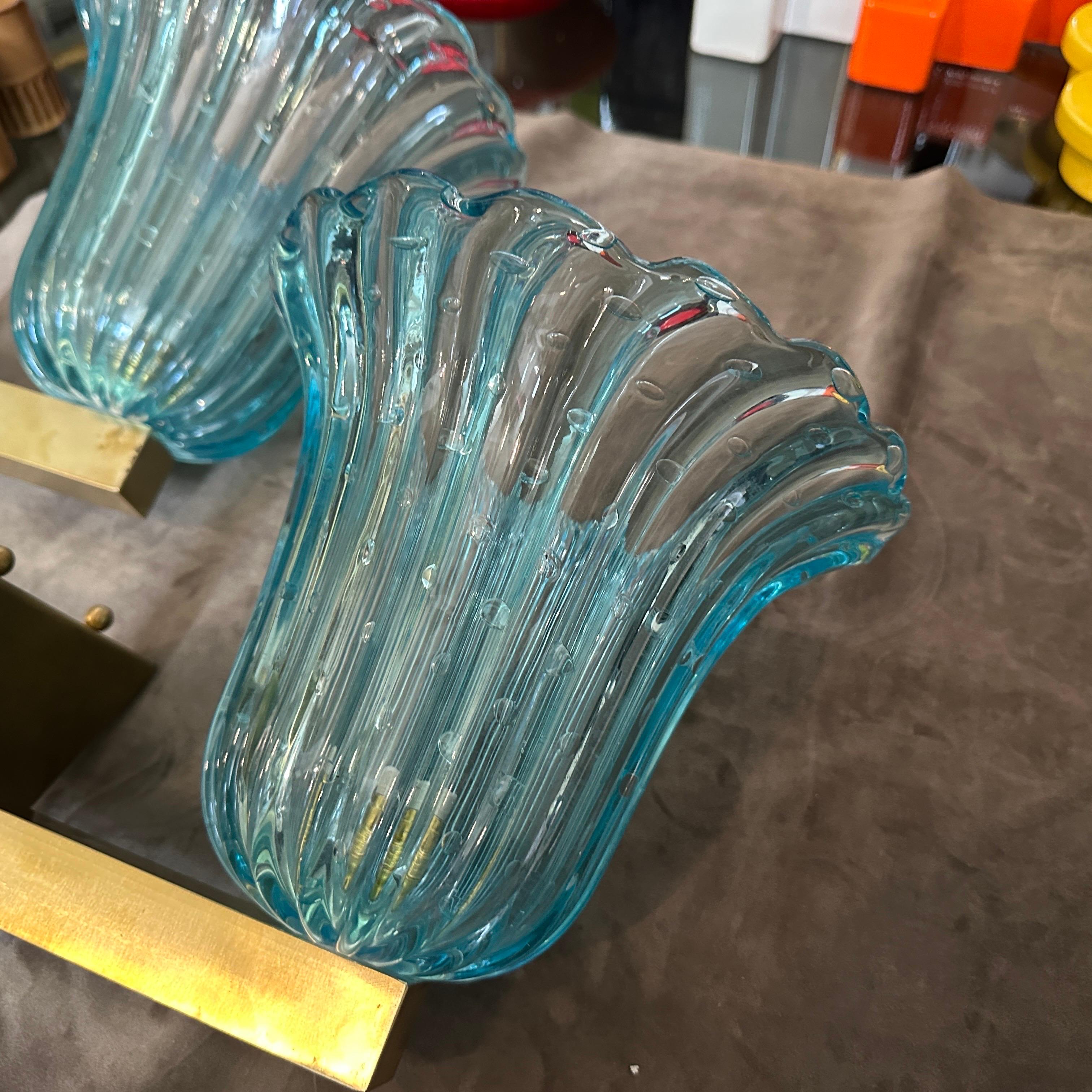 Zwei 1970er Barovier Stil Mitte des Jahrhunderts Modern Blau Murano Glas Wandleuchten (Messing) im Angebot