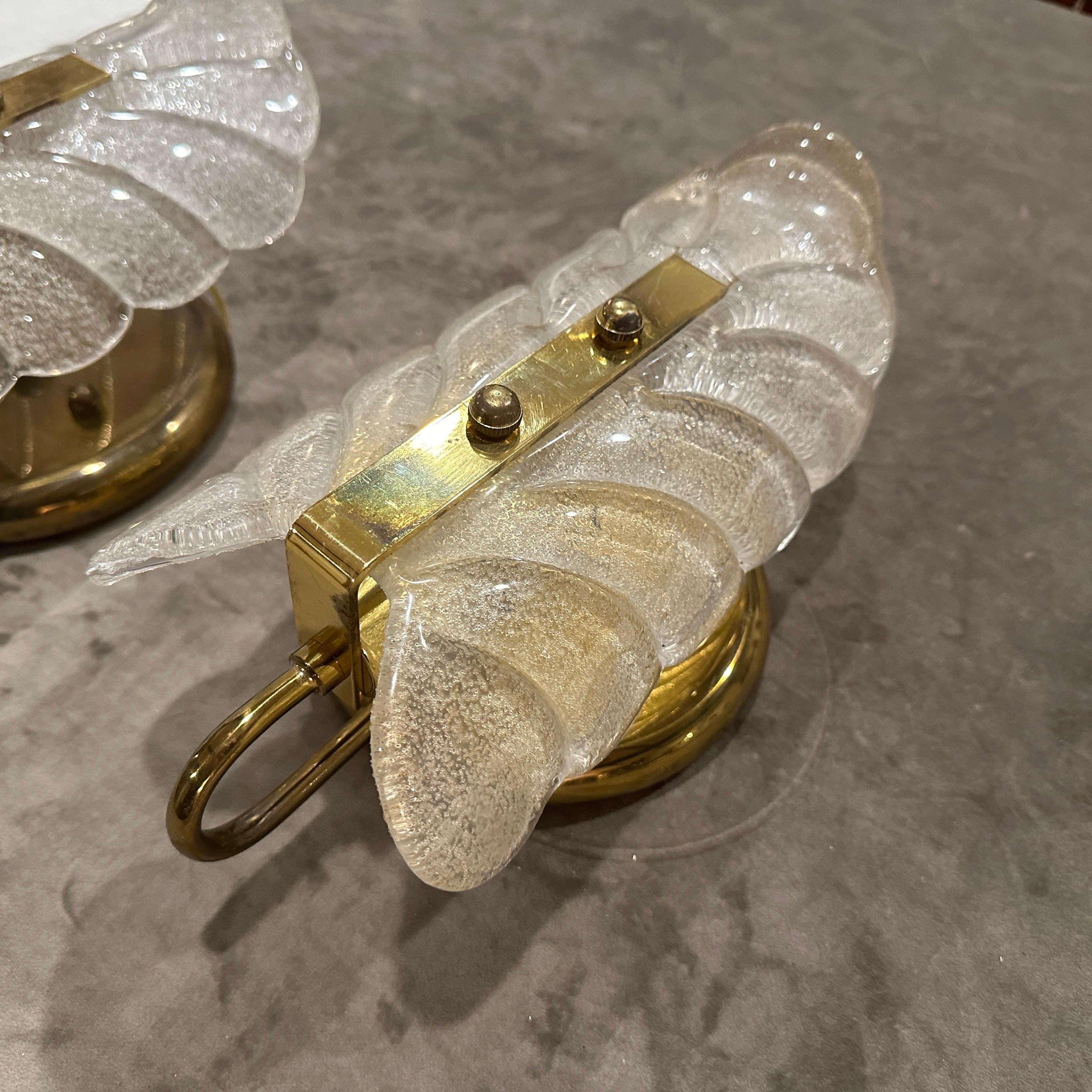 Dos apliques de latón y cristal de Murano estilo Barovier moderno de mediados de siglo de los años 1970 en venta 3