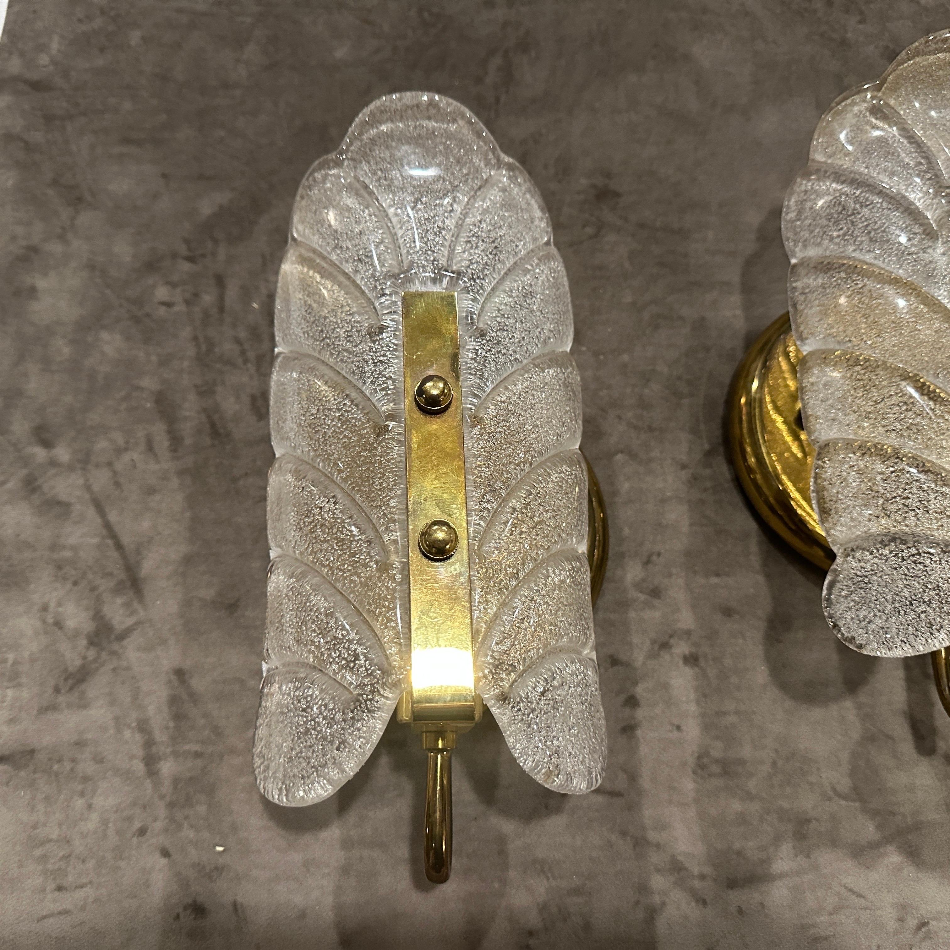 Dos apliques de latón y cristal de Murano estilo Barovier moderno de mediados de siglo de los años 1970 en venta 4