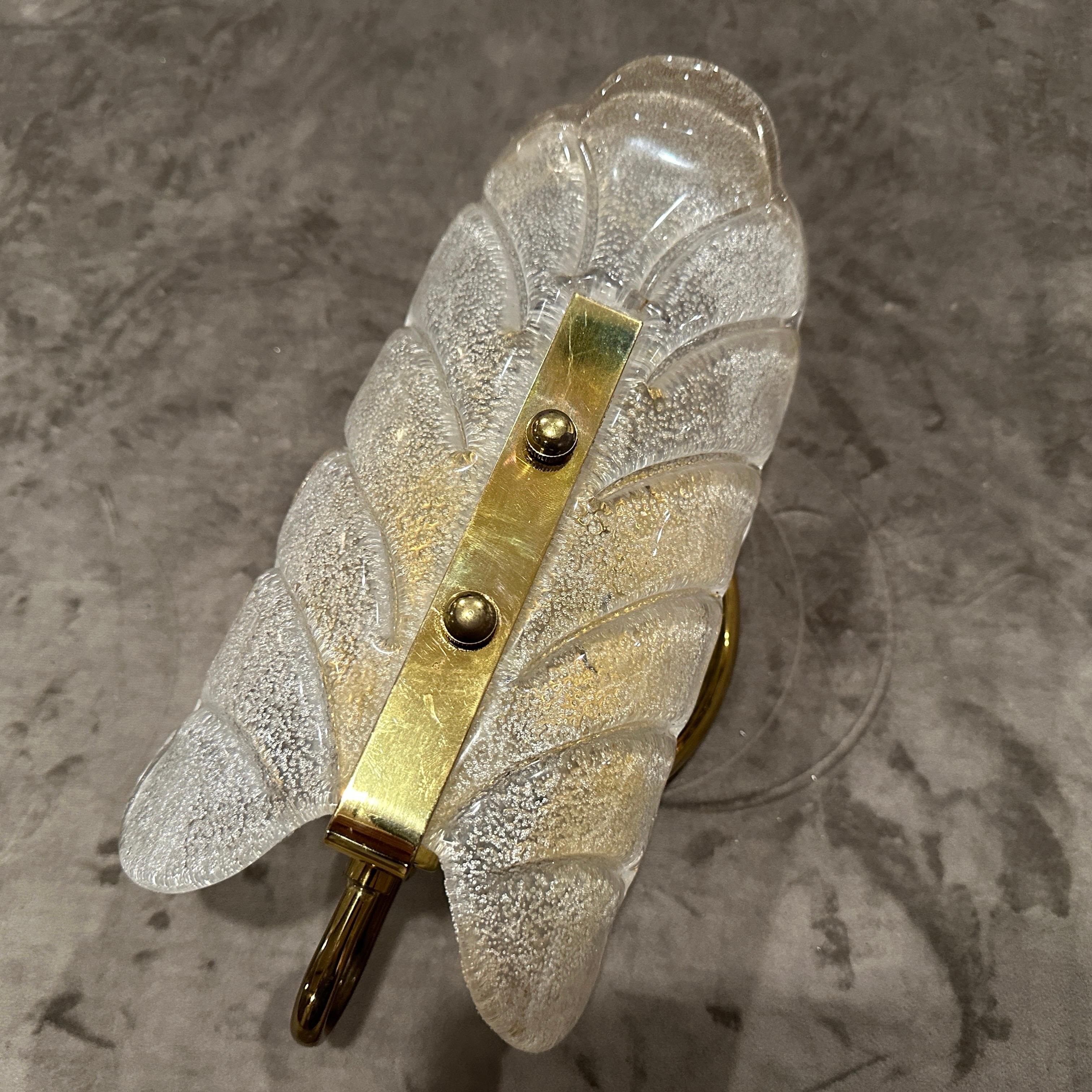 Dos apliques de latón y cristal de Murano estilo Barovier moderno de mediados de siglo de los años 1970 Moderno de mediados de siglo en venta