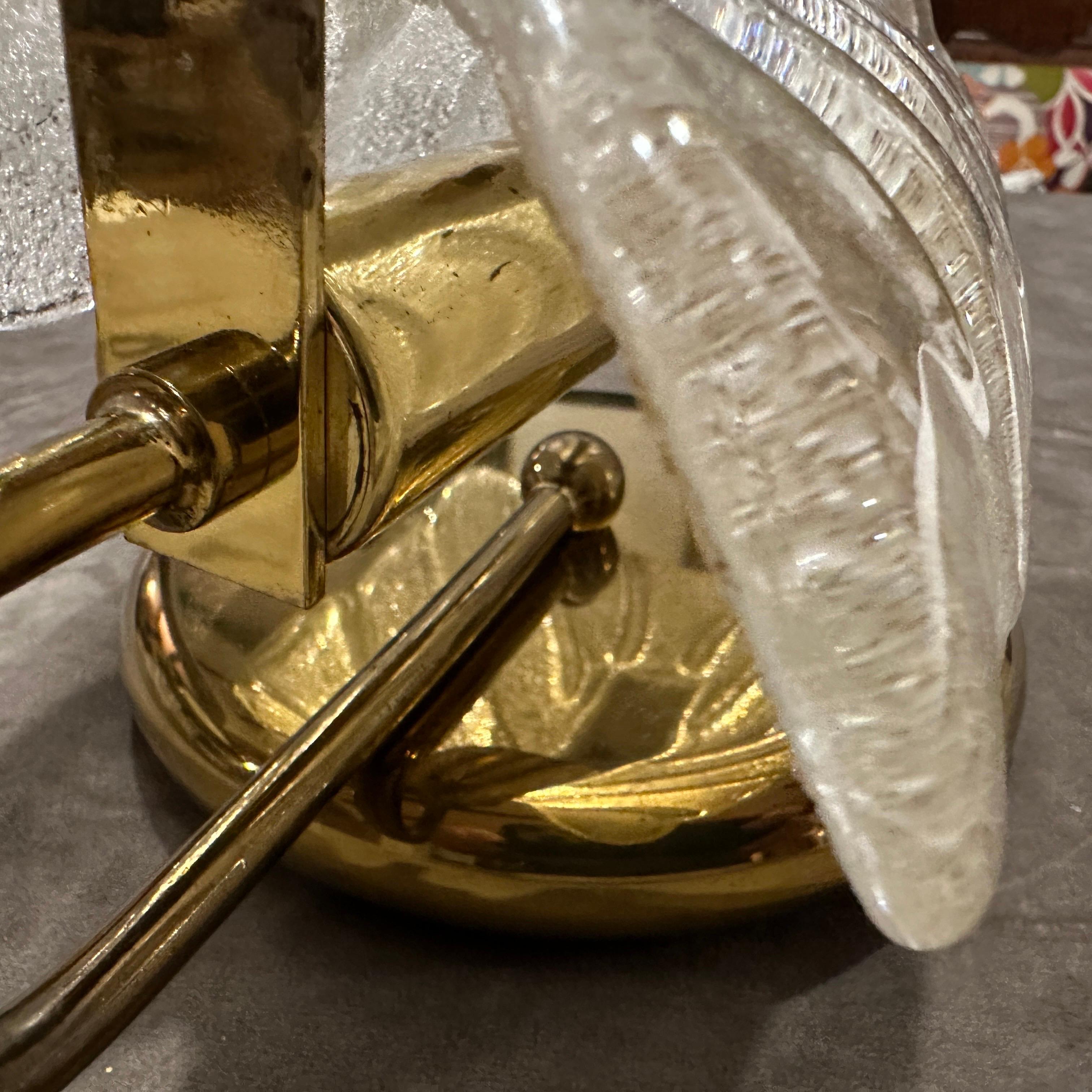 Dos apliques de latón y cristal de Murano estilo Barovier moderno de mediados de siglo de los años 1970 Italiano en venta