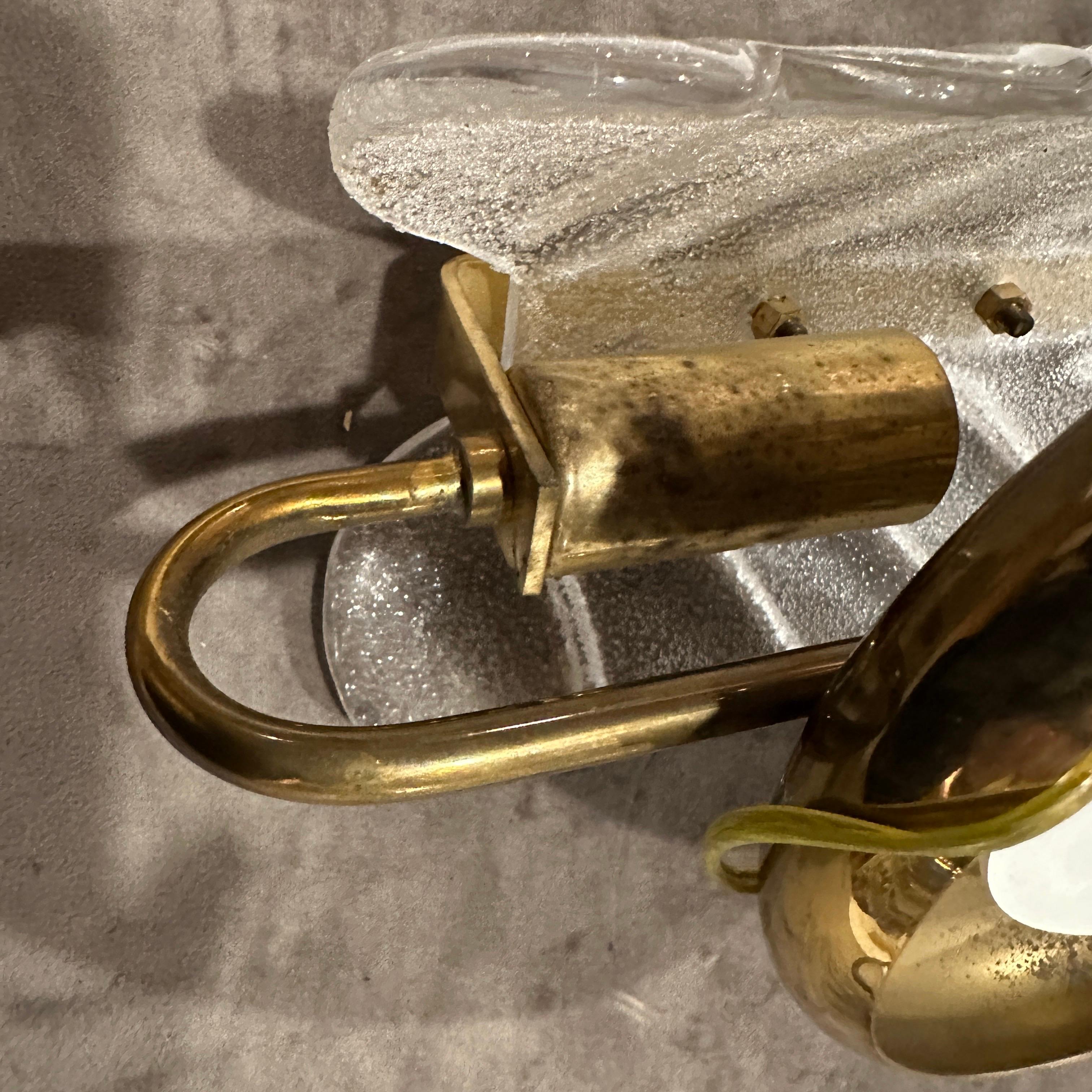 Dos apliques de latón y cristal de Murano estilo Barovier moderno de mediados de siglo de los años 1970 Latón en venta