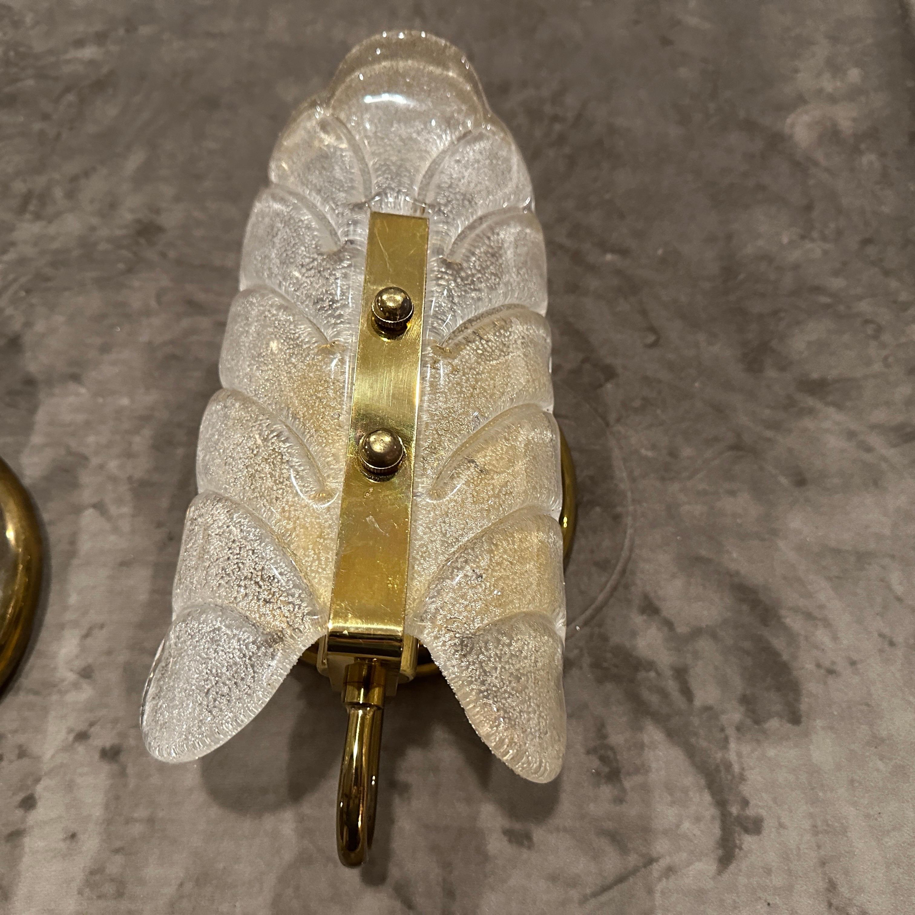 Dos apliques de latón y cristal de Murano estilo Barovier moderno de mediados de siglo de los años 1970 en venta 1