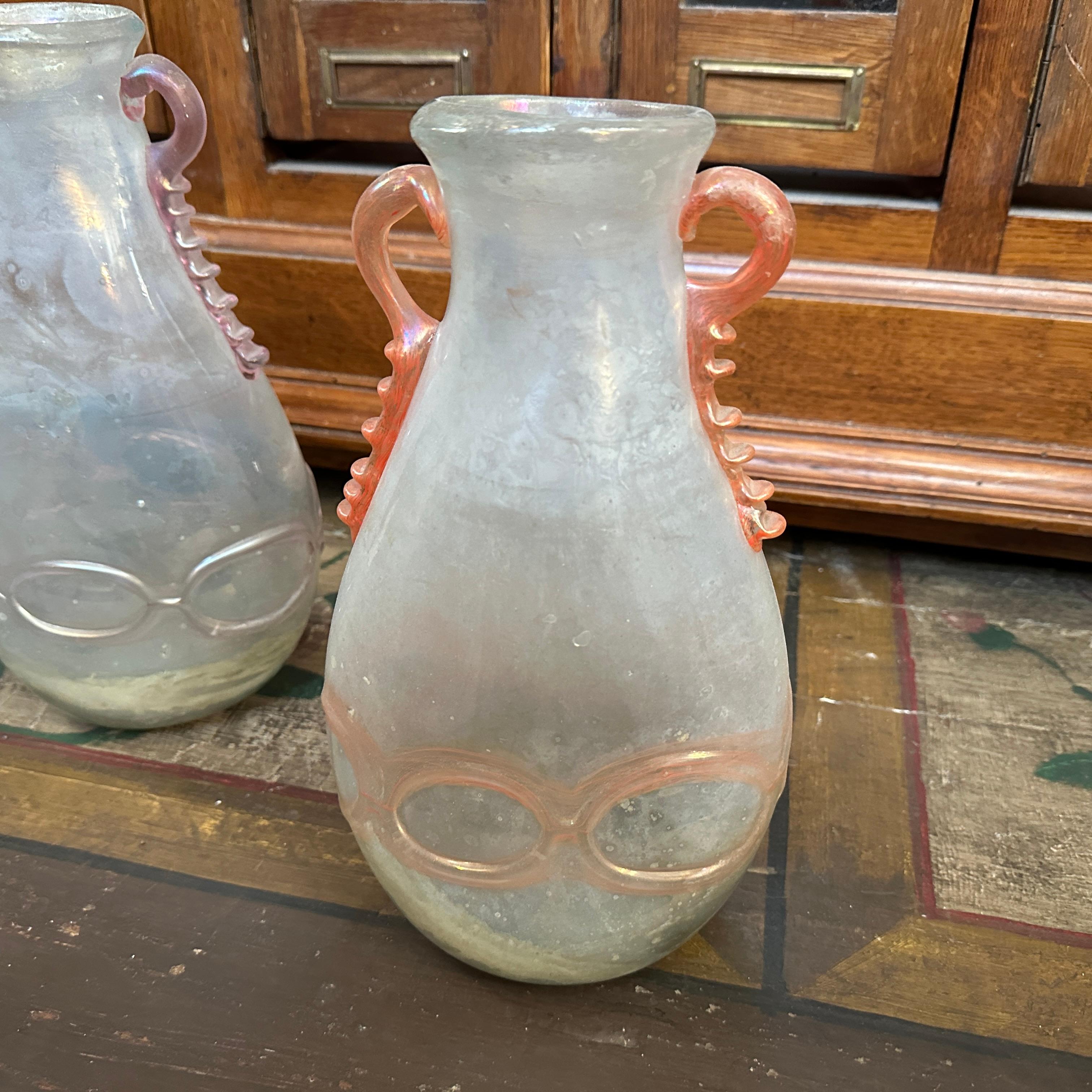 Ces deux vases en verre de Murano illustrent l'élégance et la sophistication artistique de la verrerie italienne au milieu du XXe siècle.
Attribués à Cenedese, un prestigieux studio de verre de Murano connu pour ses techniques innovantes et son