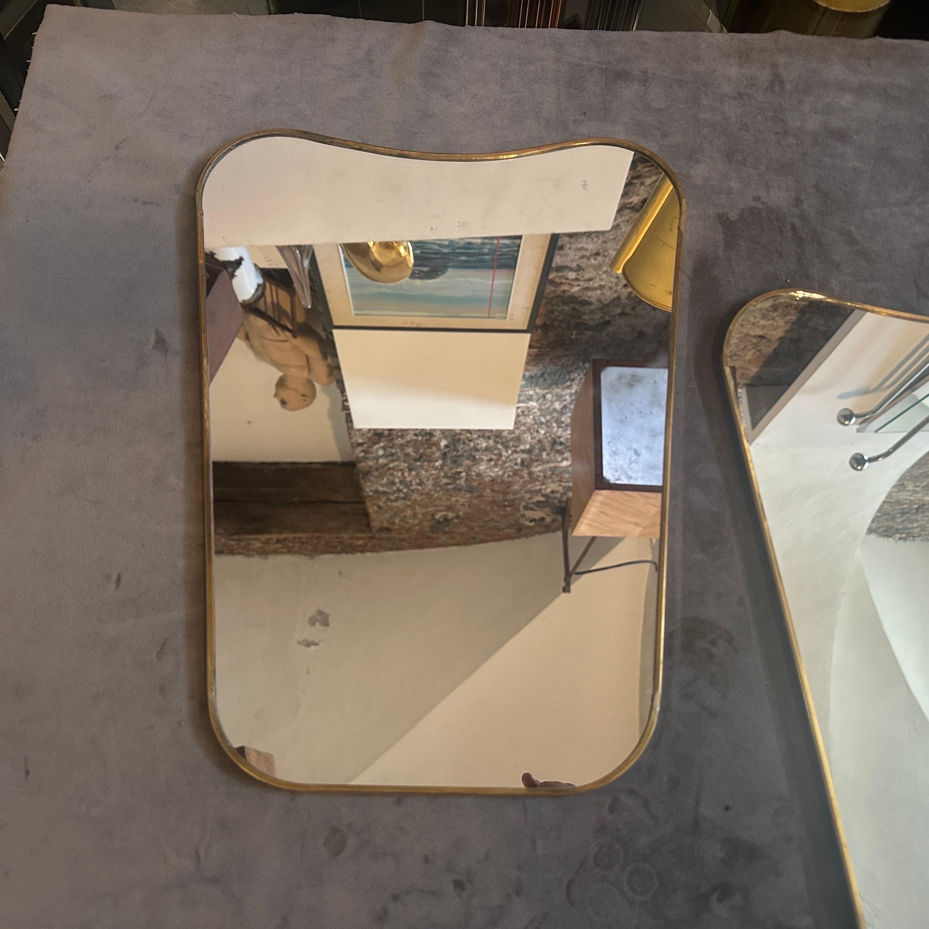 Dos espejos de pared de latón con forma de galleta de la década de 1970, estilo Gio PontiModerno de mediados de siglo en venta 3