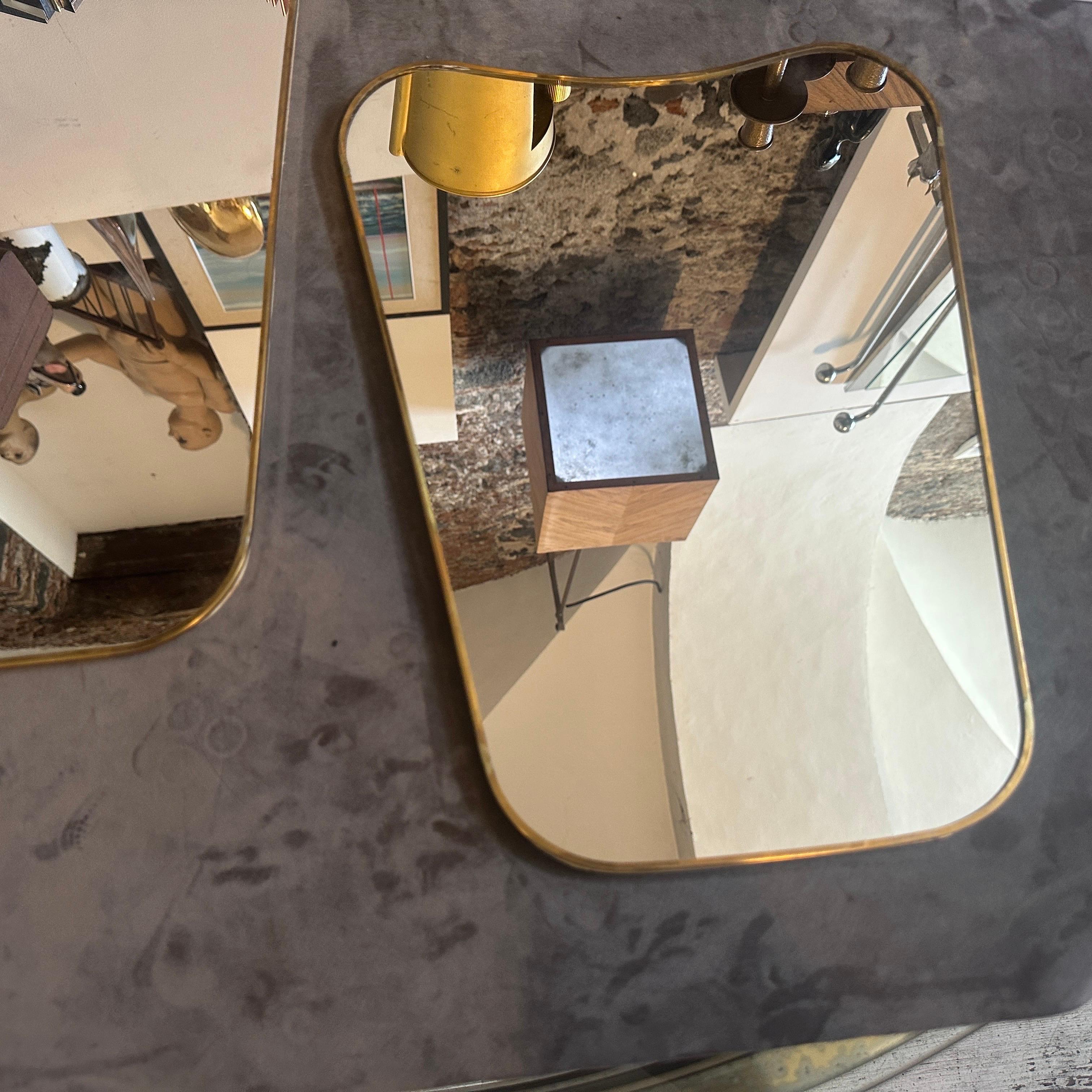 Dos espejos de pared de latón con forma de galleta de la década de 1970, estilo Gio PontiModerno de mediados de siglo en venta 2