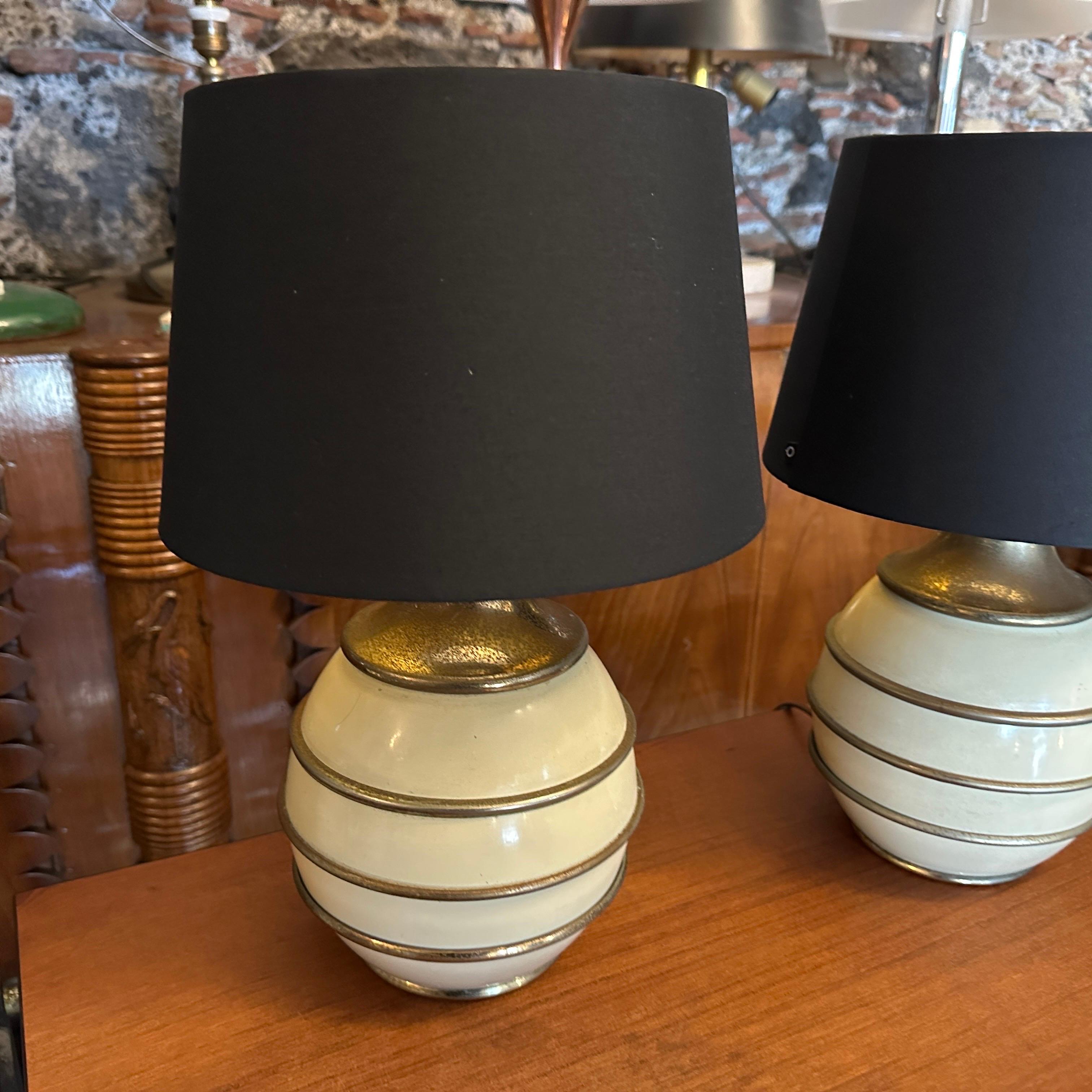 Two 1970s Mid-Century Modern Brass and Ivory Lacquered Metal Italian Table Lamps For Sale 6