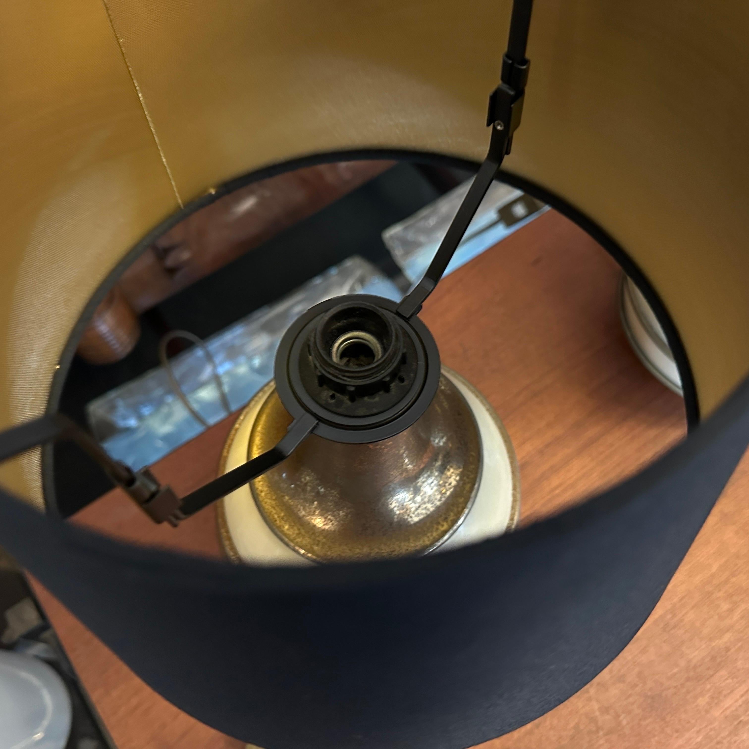 Two 1970s Mid-Century Modern Brass and Ivory Lacquered Metal Italian Table Lamps In Good Condition For Sale In Aci Castello, IT