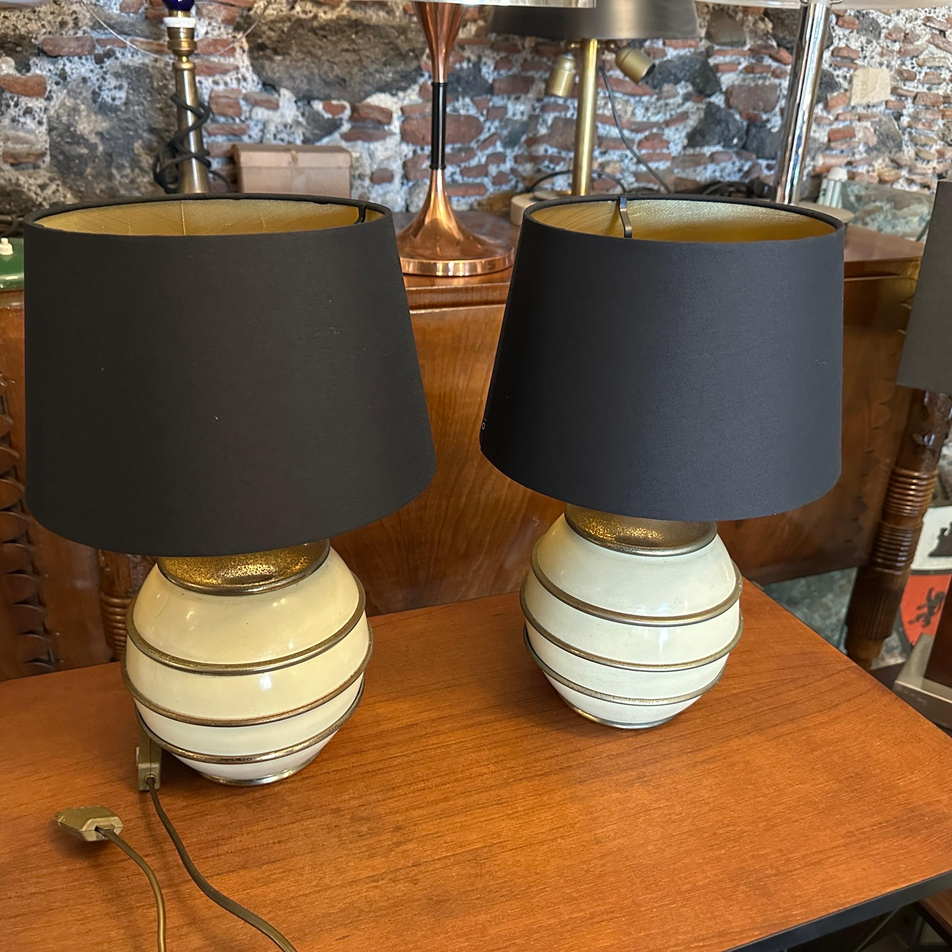 20th Century Two 1970s Mid-Century Modern Brass and Ivory Lacquered Metal Italian Table Lamps For Sale