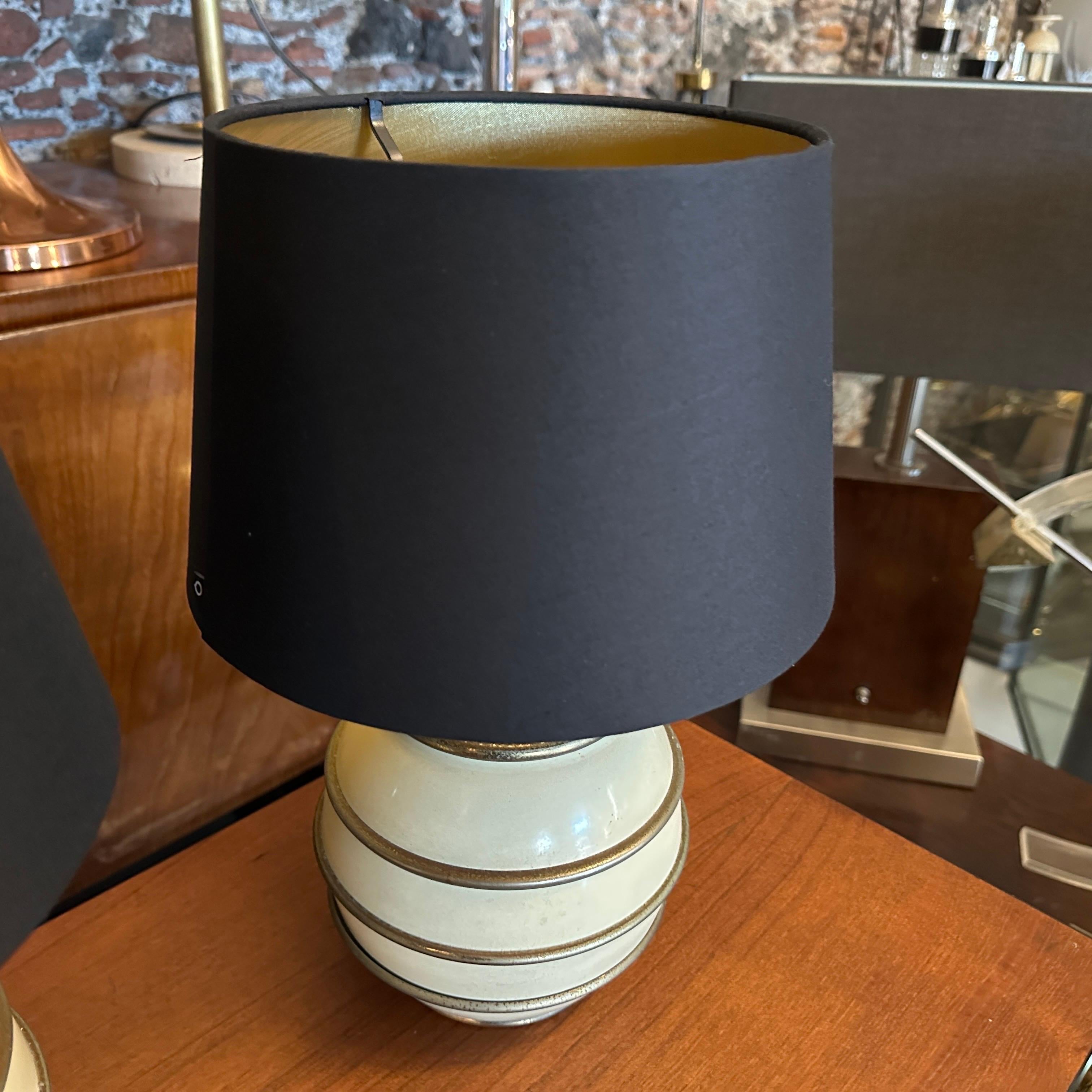 Two 1970s Mid-Century Modern Brass and Ivory Lacquered Metal Italian Table Lamps For Sale 2