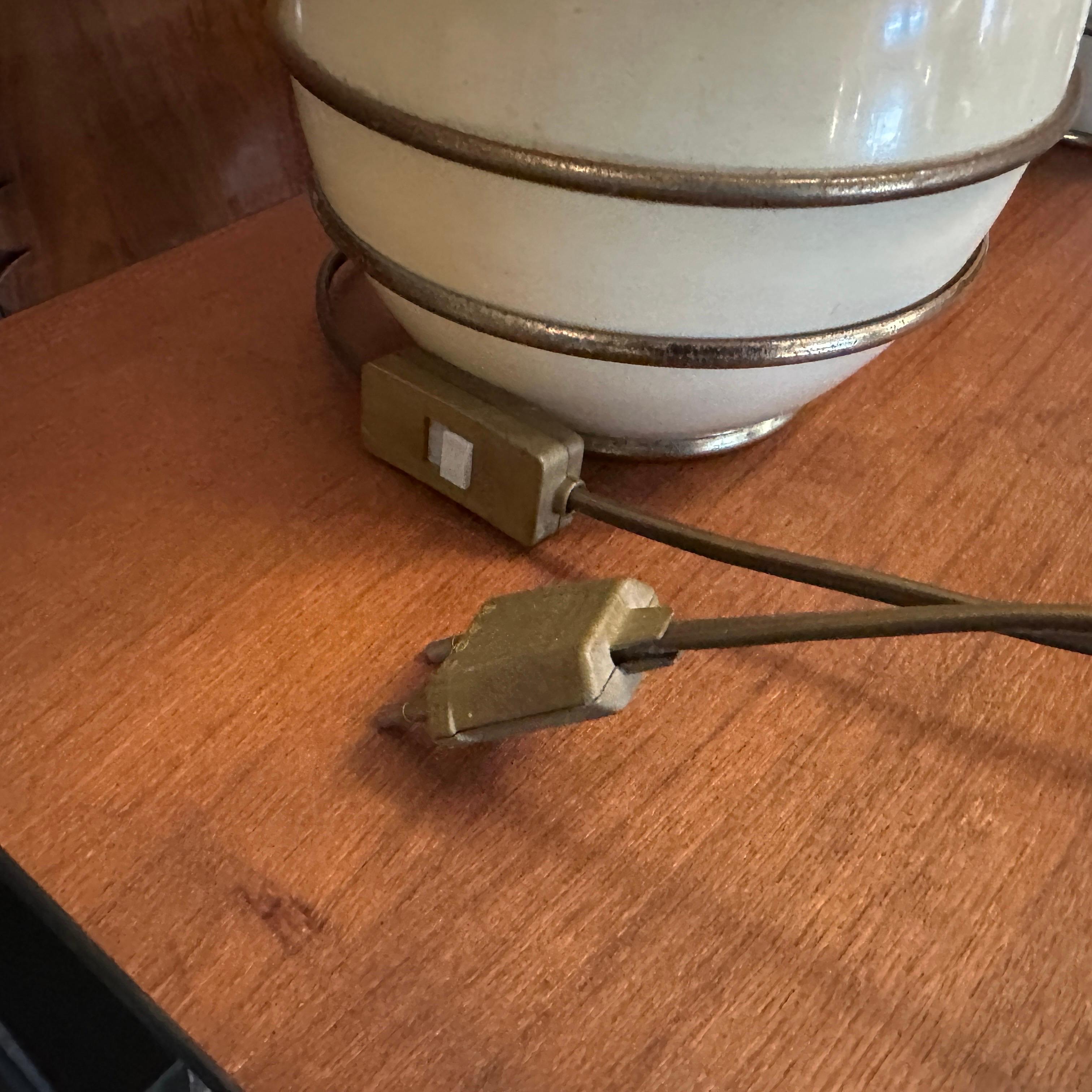 Two 1970s Mid-Century Modern Brass and Ivory Lacquered Metal Italian Table Lamps For Sale 3
