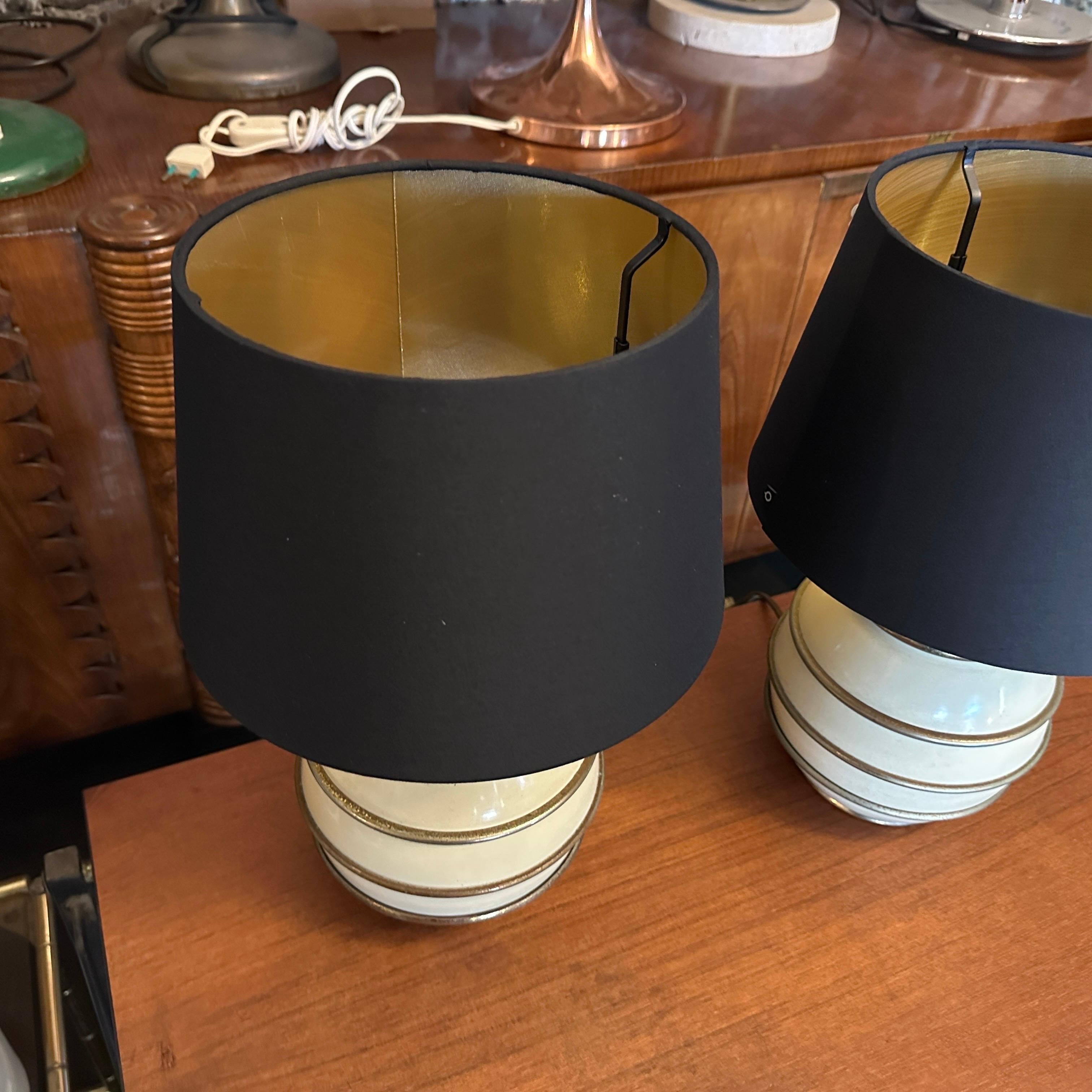 Two 1970s Mid-Century Modern Brass and Ivory Lacquered Metal Italian Table Lamps For Sale 4
