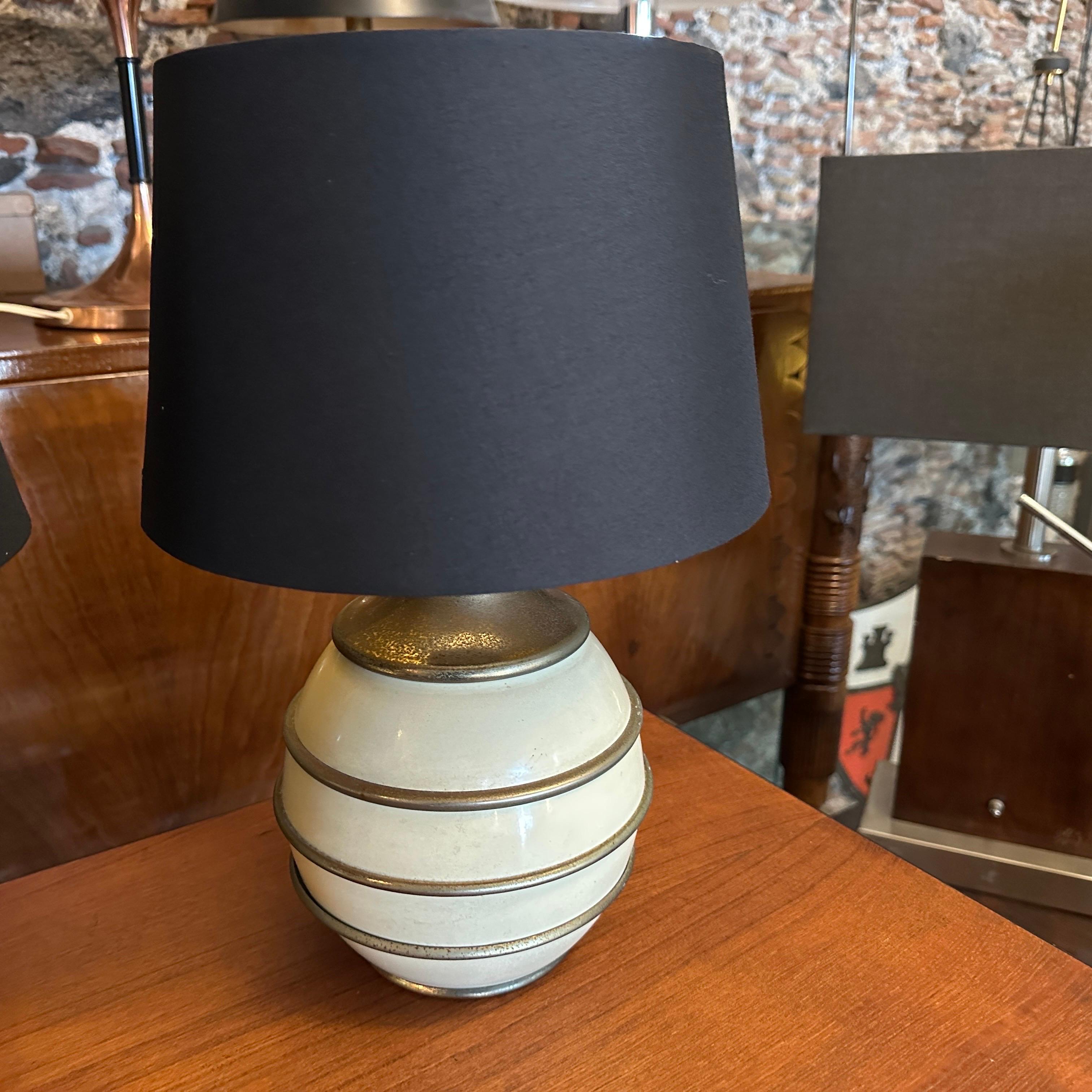 Two 1970s Mid-Century Modern Brass and Ivory Lacquered Metal Italian Table Lamps For Sale 5