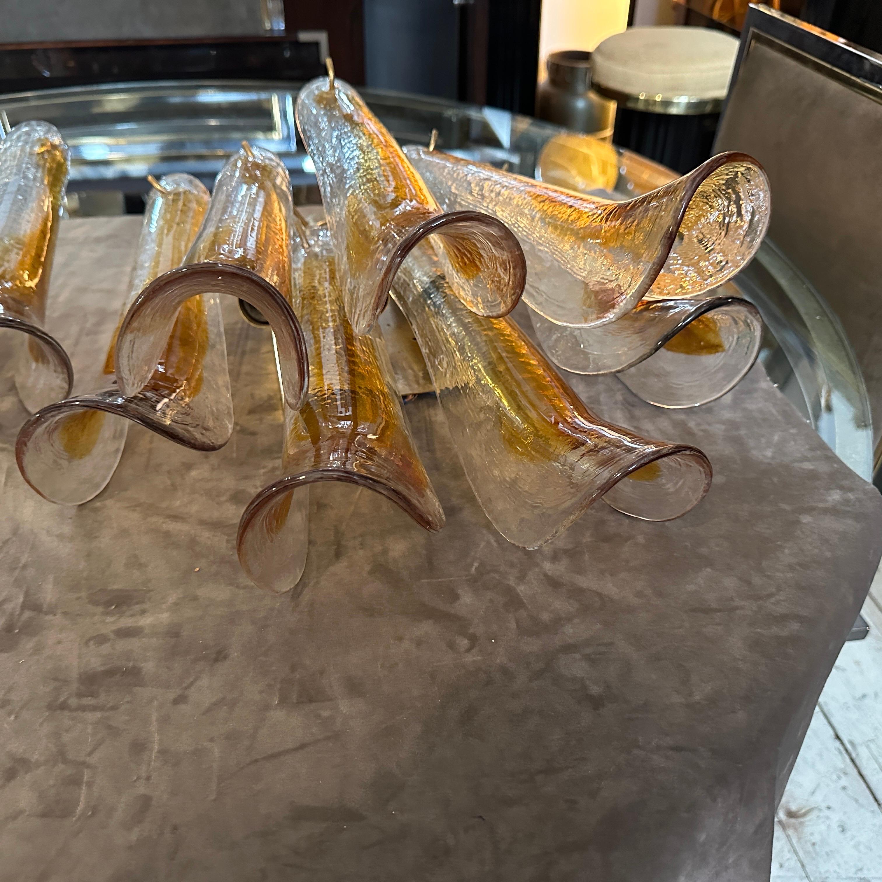 Dos apliques de cristal de Murano con pétalos marrones y transparentes, modernos de mediados de siglo de los años 70 en venta 3