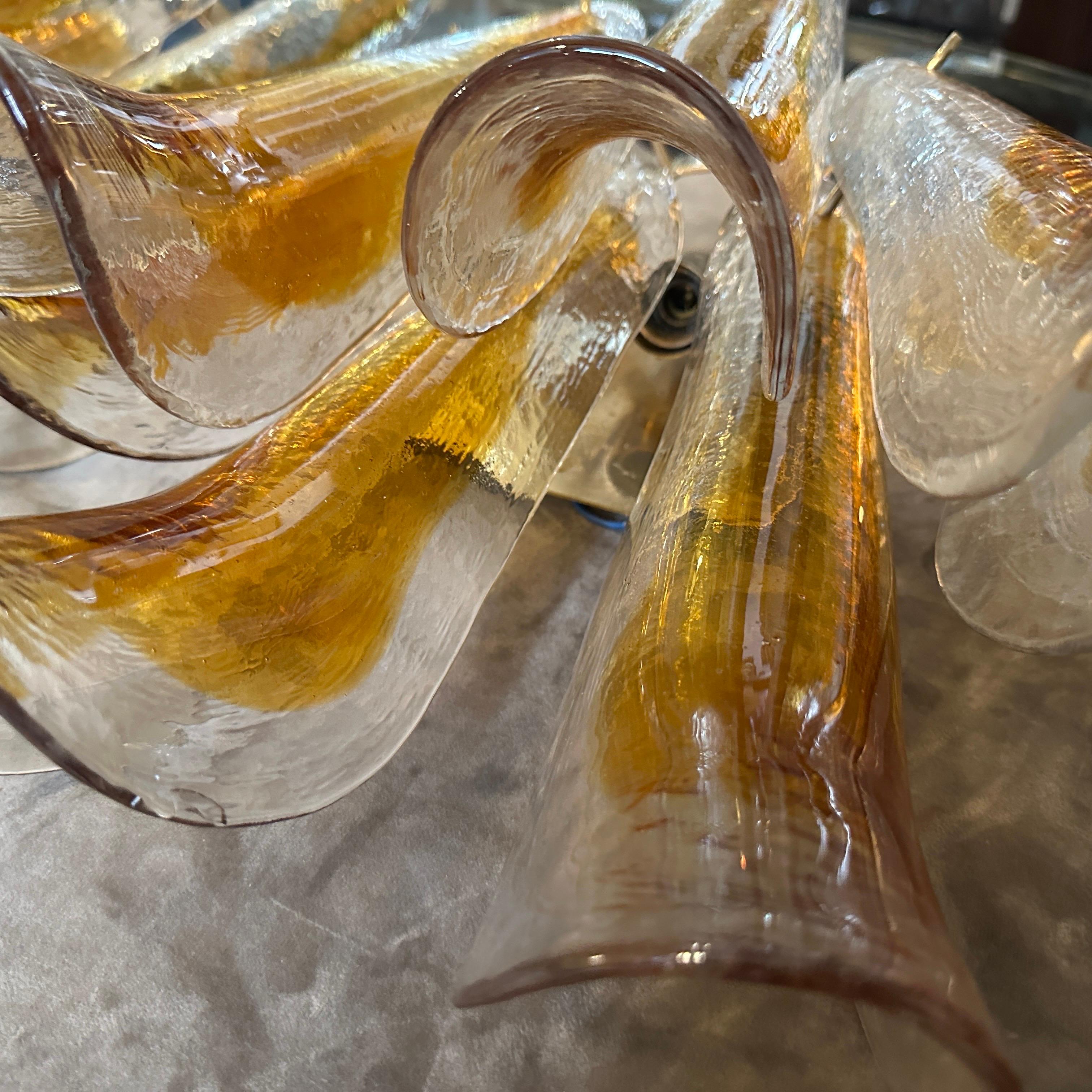 Dos apliques de cristal de Murano con pétalos marrones y transparentes, modernos de mediados de siglo de los años 70 en venta 5