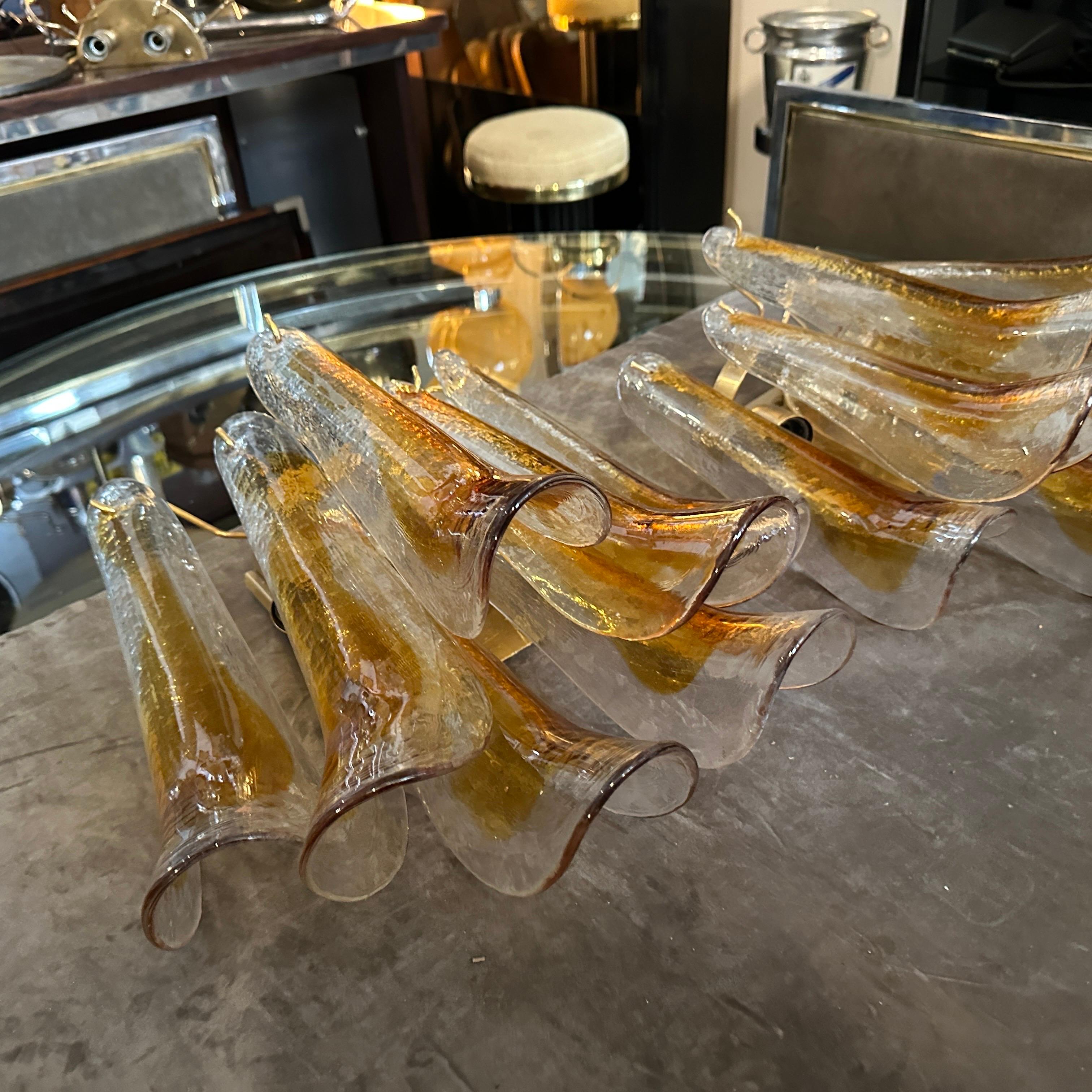 Dos apliques de cristal de Murano con pétalos marrones y transparentes, modernos de mediados de siglo de los años 70 en venta 7