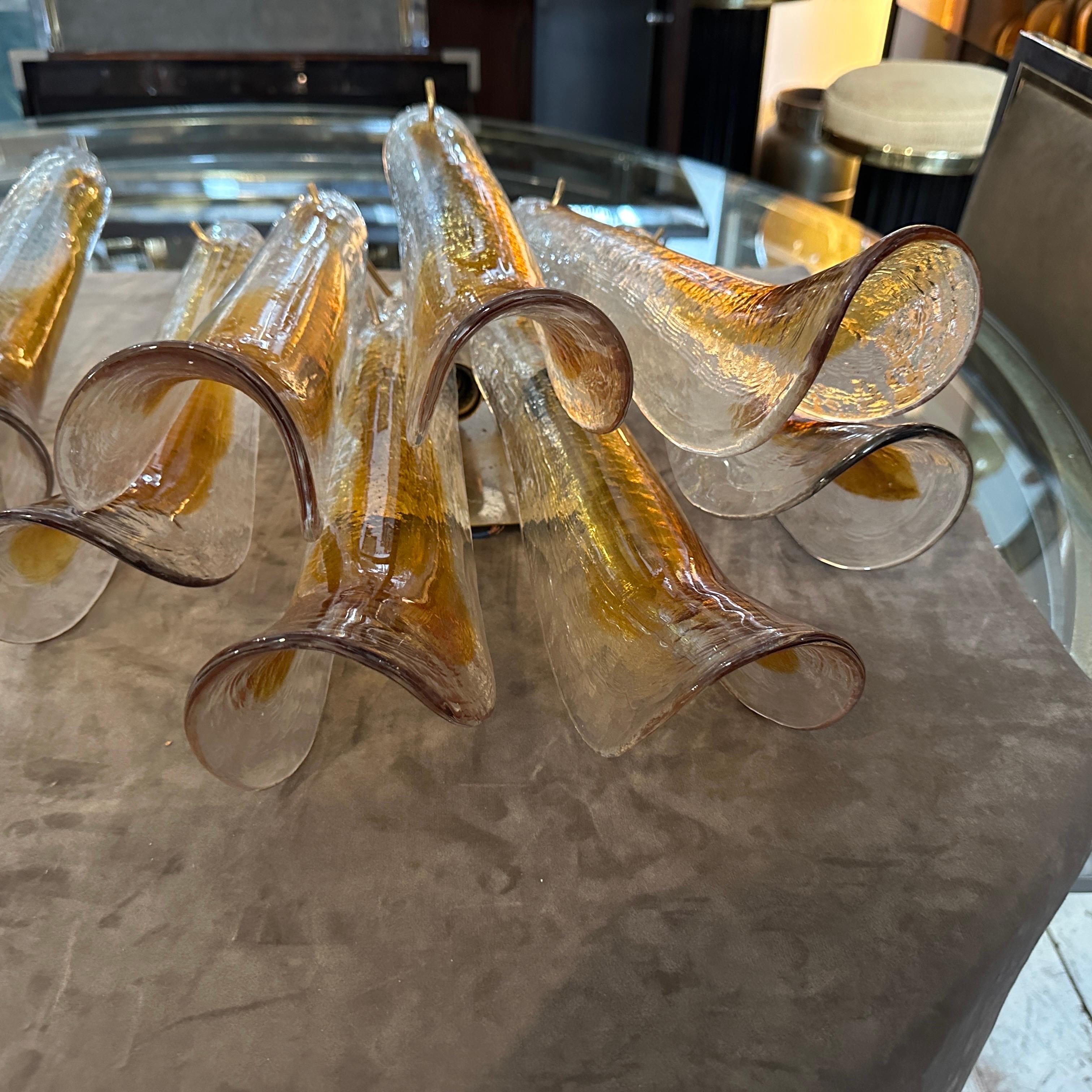 Dos apliques de cristal de Murano con pétalos marrones y transparentes, modernos de mediados de siglo de los años 70 en venta 10